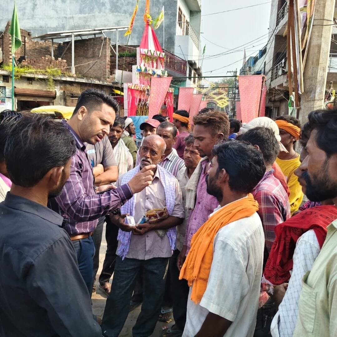 #Balrampur ! सेखुईकला में लेबर अड्डे पर चला श्रम विभाग का विशेष अभियान: 8 श्रमिकों का ऑन-द-स्पॉट पंजीकरण, 111 को किया जागरूक...
#बलरामपुर। जिलाधिकारी डॉ. विपिन कुमार जैन के निर्देशानुसार जिले के निर्माण श्रमिकों को शासन की कल्याणकारी योजनाओं से जोड़ने के लिए श्रम विभाग का अभियान लगातार जारी है। इसी क्रम में बुधवार को सेखुईकला, भगवतीगंज बड़े पुल के पास स्थित लेबर अड्डे पर विशेष जागरूकता एवं पंजीकरण शिविर आयोजित किया गया।
शिविर में श्रम विभाग की टीम ने 'उत्तर प्रदेश भवन एवं अन्य सन्निर्माण कर्मकार कल्याण बोर्ड' के तहत श्रमिकों को नया पंजीकरण कराने, समय से नवीनीकरण कराने और बोर्ड द्वारा संचालित विभिन्न योजनाओं की विस्तार से जानकारी दी। अधिकारियों ने श्रमिकों को आवश्यक अभिलेखों के संबंध में जागरूक किया ताकि वे आवेदन प्रक्रिया में किसी समस्या का सामना न करें।
शिविर की मुख्य उपलब्धियां:
8 नए पंजीकरण: मौके पर ही पात्र 08 श्रमिकों का सफलतापूर्वक नया पंजीकरण कराया गया।
111 श्रमिकों को मार्गदर्शन: 111 श्रमिकों को आवश्यक दस्तावेज तैयार कर प्रस्तुत करने के संबंध में जागरूक किया गया, जिससे अभिलेख मिलते ही उनका भी पंजीकरण कराया जा सके।
श्रम विभाग के अनुसार, इस अभियान का मुख्य उद्देश्य यह सुनिश्चित करना है कि कोई भी पात्र निर्माण श्रमिक जानकारी या पंजीकरण के अभाव में सरकारी लाभ से वंचित न रहे। विभाग द्वारा आगामी दिनों में भी विभिन्न लेबर अड्डों पर ऐसे शिविर निरंतर आयोजित किए जाएंगे।
#balrampur #dmbalrampur