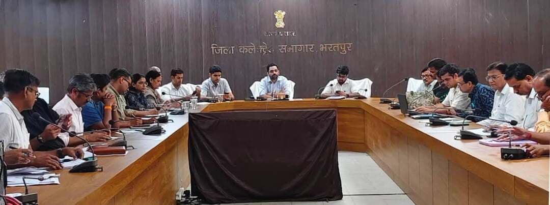 #भरतपुर। विकसित भारत जन सेवा अभियान के प्रभावी क्रियान्वयन और मॉनिटरिंग के लिए जिला कलक्टर कमर चौधरी की अध्यक्षता में कलेक्ट्रेट सभागार में एक महत्वपूर्ण बैठक आयोजित की गई। बैठक में जिला कलक्टर ने निर्देश दिए कि अभियान की प्रत्येक गतिविधि के फोटो और वीडियो निर्धारित पोर्टल पर नियमित रूप से अपलोड किए जाएं। इसके साथ ही प्रत्येक ग्राम पंचायतवार सभी विभागों की गतिविधियों के 10 उत्कृष्ट फोटो और लाभान्वित नागरिकों के टेस्टिमोनियल्स भी पोर्टल पर प्रदर्शित किए जाएंगे। अभियान के तहत 17 सितंबर से 7 अक्टूबर तक विद्यालयों में विभिन्न प्रतियोगिताओं का आयोजन किया जाएगा, वहीं सार्वजनिक स्थानों पर राष्ट्रीय प्रतीकों पर आधारित रंगोलियां बनाई जाएंगी। इसके अतिरिक्त, सेवा सेतु कार्यक्रम के तहत शिविर लगाकर आमजन को सरकारी योजनाओं से लाभान्वित किया जाएगा। बैठक में शहरी क्षेत्रों में आचार संहिता का पालन करते हुए सभी 12 प्रमुख कार्यक्रमों को समयबद्ध तरीके से आयोजित करने के निर्देश दिए गए। इस अवसर पर भरतपुर विकास प्राधिकरण के आयुक्त कनिष्क कटारिया, जिला परिषद सीईओ मृदुल सिंह, एडीएम शहर राहुल सैनी और नगर निगम आयुक्त श्रवण विश्नोई सहित विभिन्न विभागों के जिला व उपखंड स्तरीय अधिकारी मौजूद रहे।