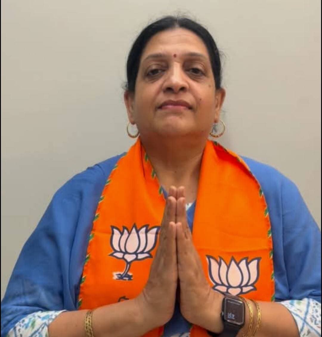 #रेखा_और_उषा_में_सीधा_मुकाबला..
भरतपुर। बयाना नगर पालिका में अध्यक्ष पद का ताज किसके सिर सजेगा, इसे लेकर सियासी हलचल चरम पर पहुंच गई है। चेयरमैन की कुर्सी को हासिल करने के लिए निर्दलीय रेखा अग्रवाल पत्नी रविकांत सुंदर सेठ और बीजेपी की उषा अग्रवाल पत्नी निवर्तमान नगर पालिका अध्यक्ष विनोद अग्रवाल के बीच मुकाबला है। दोनों ही प्रत्याशी अपनी-अपनी जीत को लेकर मजबूत दावेदारी पेश कर रहे हैं, जिससे मुकाबला बेहद दिलचस्प और कड़ा हो गया है। 35 सदस्यों वाली बयाना नगर पालिका में स्पष्ट बहुमत का आंकड़ा 18 है, जिसे पाना दोनों में से किसी भी खेमे के लिए आसान नहीं दिख रहा। हालिया चुनावी गणित पर नजर डालें तो भारतीय जनता पार्टी के पास 11 और कांग्रेस के पास केवल 2 पार्षद हैं। ऐसे में इस चुनाव का सबसे निर्णायक पहलू 22 निर्दलीय पार्षदों की भूमिका बन गई है, जो सीधे तौर पर हार-जीत का फैसला करेंगे। राजनीतिक रणनीतिकारों की नजरें अब इन्हीं निर्दलीय सदस्यों पर टिकी हुई हैं। दोनों ही प्रत्याशी अपने पक्ष में आंकड़े जुटाने और निर्दलीयों को साधने के लिए हर संभव प्रयास में जुट गए हैं। जादुई आंकड़े तक पहुंचने के लिए गुप्त बैठकों और गोटियां बिछाने का दौर जारी है, जिसके बाद ही बयाना पालिका की इस हाई-प्रोफाइल कुर्सी का फैसला हो सकेगा।