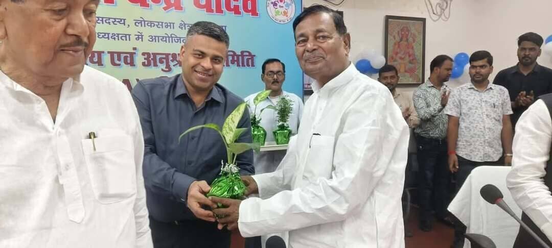 समाहरणालय, मधेपुरा
जिला जनसंपर्क कार्यालय
*प्रेस विज्ञप्ति*
दिनांक : 16 सितंबर 2026
*झल्लू बाबू सभागार, मधेपुरा में माननीय सांसद श्री दिनेश चन्द्र यादव की अध्यक्षता में दिशा की बैठक आयोजित*
*केंद्र प्रायोजित एवं विकासपरक योजनाओं की प्रगति की विस्तृत समीक्षा;*
*योजनाओं का प्रभावी, गुणवत्तापूर्ण एवं समयबद्ध क्रियान्वयन सुनिश्चित करने के निर्देश*
मधेपुरा। आज दिनांक 16 सितंबर 2026 को झल्लू बाबू सभागार, मधेपुरा में माननीय सांसद, 13-मधेपुरा लोकसभा क्षेत्र श्री दिनेश चन्द्र यादव की अध्यक्षता में जिला विकास समन्वय एवं निगरानी समिति (दिशा) की बैठक आयोजित की गई। बैठक में जिले में संचालित विभिन्न केंद्र प्रायोजित, राज्य एवं विकासपरक योजनाओं की प्रगति की विस्तृत समीक्षा की गई तथा योजनाओं का लाभ पात्र लाभुकों तक प्रभावी एवं समयबद्ध रूप से पहुंचाने के लिए संबंधित पदाधिकारियों को आवश्यक निर्देश दिए गए।
बैठक में श्री दिलेश्वर कामैत, माननीय सांसद, सुपौल, श्री रमेश ऋषि, माननीय विधायक, सिंहेश्वर, श्री निरंजन कुमार मेहता, माननीय विधायक, बिहारीगंज एवं श्री अजय कुमार सिंह, माननीय विधान पार्षद सहित सभी नगर परिषद एवं नगर पंचायतों के मुख्य पार्षद, सभी प्रखंडों के प्रमुखगण एवं जिला स्तरीय पदाधिकारी उपस्थित थे।
बैठक के दौरान महात्मा गांधी राष्ट्रीय ग्रामीण रोजगार गारंटी योजना/वीबी-जी राम जी, दीन दयाल अंत्योदय योजना, दीन दयाल उपाध्याय ग्रामीण कौशल योजना, प्रधानमंत्री ग्राम सड़क योजना, राष्ट्रीय सामाजिक सहायता कार्यक्रम, प्रधानमंत्री आवास योजना-शहरी एवं ग्रामीण, स्वच्छ भारत मिशन-शहरी एवं ग्रामीण, जल जीवन मिशन, प्रधानमंत्री कृषि सिंचाई योजना, डिजिटल भारत, भू-अभिलेख आधुनिकीकरण कार्यक्रम, दीन दयाल उपाध्याय ग्राम ज्योति योजना, श्यामा प्रसाद मुखर्जी अर्बन मिशन, अमृत मिशन, स्मार्ट सिटी मिशन, प्रधानमंत्री फसल बीमा योजना, राष्ट्रीय स्वास्थ्य मिशन, सर्व शिक्षा अभियान, समेकित बाल विकास योजना, मिड-डे-मील योजना, प्रधानमंत्री उज्ज्वला योजना, प्रधानमंत्री कौशल विकास योजना, डिजिटल योजना-पब्लिक इंटरनेट एक्सेस प्रोग्राम, दूरसंचार, रेलवे, राजमार्ग, जल मार्ग एवं खनन से संबंधित आधारभूत संरचना, प्रधानमंत्री खनिज क्षेत्र कल्याण योजना, समेकित विद्युत विकास योजना, राष्ट्रीय कृषि विकास योजना, परंपरागत कृषि विकास योजना, मृदा स्वास्थ्य कार्ड योजना, ई-राष्ट्रीय कृषि बाजार योजना, त्वरित सिंचाई लाभ कार्यक्रम, कमांड एरिया डेवलपमेंट एंड वाटर मैनेजमेंट प्रोग्राम, प्रधानमंत्री आदर्श ग्राम योजना, प्रधानमंत्री रोजगार सृजन कार्यक्रम, सुगम्य भारत अभियान, बेटी बचाओ-बेटी पढ़ाओ योजना एवं राष्ट्रीय खाद्य सुरक्षा सहित विभिन्न योजनाओं की समीक्षा की गई।
माननीय सांसद द्वारा संबंधित योजनाओं की भौतिक एवं वित्तीय प्रगति, लंबित कार्यों, क्रियान्वयन की स्थिति तथा पात्र लाभुकों तक योजनाओं का लाभ पहुंचने की स्थिति की जानकारी ली गई। उन्होंने योजनाओं के क्रियान्वयन में विभागीय समन्वय को और बेहतर बनाने, लंबित कार्यों में तेजी लाने तथा निर्धारित लक्ष्यों को समय-सीमा के भीतर पूरा करने पर जोर दिया।
बैठक में सांसद स्थानीय क्षेत्र विकास योजना (MPLADS) की भी समीक्षा की गई। योजनाओं के प्रभावी क्रियान्वयन एवं जिले के समग्र विकास को गति देने के लिए संबंधित पदाधिकारियों को आवश्यक दिशा-निर्देश दिए गए।
माननीय सांसद ने कहा कि विकास योजनाओं का वास्तविक उद्देश्य तभी पूरा होगा, जब सरकार द्वारा संचालित योजनाओं का पारदर्शी एवं गुणवत्तापूर्ण क्रियान्वयन सुनिश्चित करते हुए उसका प्रत्यक्ष लाभ आमजन तक पहुंचे। बैठक में जनहित से जुड़े कार्यों को प्राथमिकता देते हुए संबंधित विभागों के बीच बेहतर समन्वय के साथ कार्य करने पर बल दिया गया।
Information & Public Relations Department, Government of Bihar