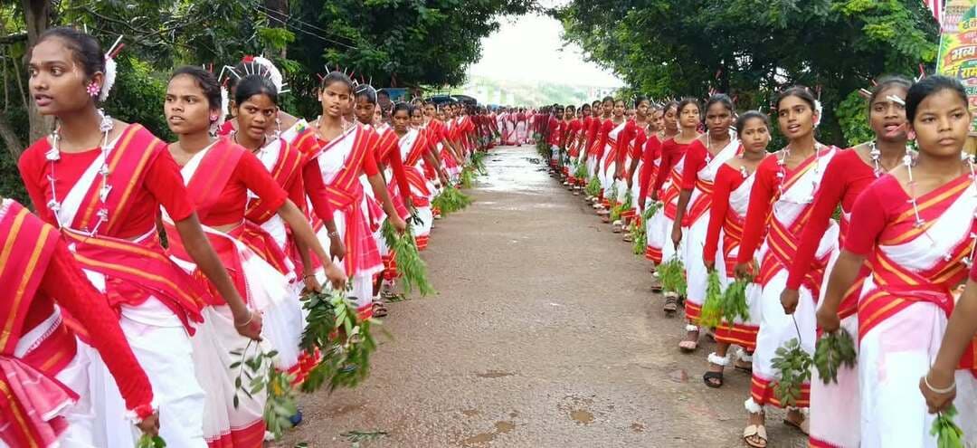 कचहरी मोड़ के समीप विशाल आदिवासी मॉडल अखड़ा का उद्घाटन
संस्कृति और परंपरा को सहेजने की दिशा में पहल, 41 खोड़हा को बांटे गए मांदर
लोहरदगा विधायक डॉ. रामेश्वर उरांव, पूर्व राज्यसभा सांसद धीरज प्रसाद साहू लोहरदगा जिला प्रशासन एवं समाजसेवी सह कांग्रेस युवा नेता रोहित उरांव ने संयुक्त रूप से फीता काटकर एवं विधिवत पूजा-अर्चना के साथ अखड़ा का उद्घाटन कर इसे आम लोगों के लिए समर्पित किया।