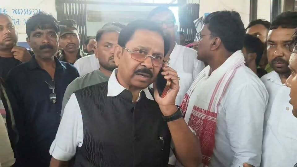 लोहरदगा सदर अस्पताल पहुंचे पूर्व राज्यसभा सांसद धीरज प्रसाद साहू स्वास्थ्य मंत्री के बात