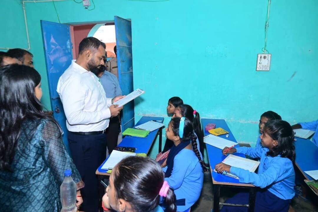 *उच्च माध्यमिक विद्यालय पदुमकेर का जिलाधिकारी ने किया निरीक्षण*
*निरीक्षण के दौरान विद्यालय में चल रही पठन-पाठन को देखा गया एवं शिक्षा साथी ऐप के उपयोग की जानकारी प्राप्त की गई*
जिलाधिकारी श्री सौरभ सुमन यादव के द्वारा आज क्षेत्र भ्रमण के दौरान 10+2 उच्च माध्यमिक विद्यालय पदुमकेर का औचक निरीक्षण किया गया। निरीक्षण के समय विद्यालय में सभी शिक्षक उपस्थित थे। विद्यालय में छात्रों की उपस्थिति भी अच्छी पाई गई। यहां दो तीन शिक्षकों की कमी के बारे में जिलाधिकारी को बताया गया जिस पर जिलाधिकारी ने कहा कि शीघ्र ही शिक्षकों की यहां व्यवस्था कराई जाएगी।यहां स्मार्ट क्लास को देखा गया। जिलाधिकारी के द्वारा बाथरूम को सफाई कराते रहने का निर्देश दिया गया।
निरीक्षण के पश्चात जिलाधिकारी ने बच्चों से इंटरेस्ट किया। इस दौरान बच्चों को उन्होंने गणित के प्रश्नों को हल करने का तरीका बताया। पढ़ाई के दौरान बच्चों से गणित के प्रश्न भी पूछे गए। जिलाधिकारी को खुद से क्लास लेते हुए देखकर विद्यालय में उत्साह चरम पर था।
जिलाधिकारी ने बच्चों को शिक्षा साथी ऐप के बारे में बताया और उसका भी उपयोग करने की सलाह दी।
Information & Public Relations Department, Government of Bihar Bihar Education Department