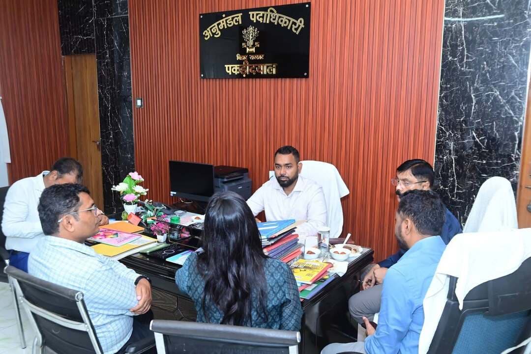 अनुमंडल कार्यालय पकड़ीदयाल का जिलाधिकारी ने किया निरीक्षण
जिलाधिकारी श्री सौरव सुमन यादव के द्वारा आज अपर समाहर्ता श्री मुकेश कुमार सिंहा एवं सहायक समाहर्ता श्री राज कृष्ण झा के साथ अनुमंडल कार्यालय पकड़ीदयाल का निरीक्षण किया गया। निरीक्षण के समय अनुमंडल पदाधिकारी सहित कार्यालय के सभी कर्मी उपस्थित थे।
कार्यालय जांच के दौरान सभी कर्मियों की उपस्थिति एवं उनके बायोमैट्रिक अटेंडेंस की जानकारी प्राप्त की गई।
जिलाधिकारी के द्वारा एक-एक कर्मी से उनका परिचय प्राप्त किया गया एवं उनके कार्यों की जानकारी ली गई।
कार्यालय निरीक्षण के दौरान जिलाधिकारी कार्यालय से प्राप्त पत्रों की जानकारी ली गई और इनका संधारण देखा गया, साथ ही इस पर की गई कार्रवाई के संबंध में पूछताछ की गई। जिलाधिकारी के द्वारा निर्देश दिया गया आगत पंजी का संधारण एवं कार्य आवंटन से संबंधित लॉग बुक सही ढंग से मेंटेन किया जाए एवं इसकी नियमित समीक्षा की जाए ताकी प्राप्त पत्र पर कार्रवाई लंबित नहीं रहे।
सरकार द्वार निर्धारित लक्ष्य "सबका सम्मान-जीवन आसान"को ध्यान में रखकर आमजन से प्राप्त शिकायतों का त्वरित समाधान किया जाए।
उपस्थित सभी कर्मियों को जिलाधिकारी ने कहा कि अपने कार्यों को जिम्मेदारी के साथ करें। सभी तरह के रिकॉर्ड को अच्छे से मेंटेन करें।
जिलाधिकारी द्वारा भूमि विवाद, न्यायालय के अभिलेख, नीलाम पत्र वाद के अभिलेख, विभिन्न पंजी इत्यादि का निरीक्षण किया और जनहित को प्राथमिकता देते हुए कार्य करने हेतु निर्देशित किया।
अनुमंडल कार्यालय आए लोगों से मिलकर जिलाधिकारी ने उनसे अनुमंडल कार्यालय आने का कारण पूछा एवं अनुमंडल पदाधिकारी को उनकी समस्याओं के निराकरण के संबंध में जरूरी निर्देश दिए गए।
Information & Public Relations Department, Government of Bihar