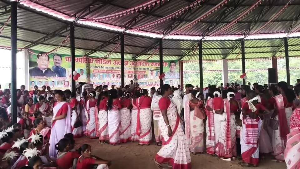 आप देख रहे हैं IHQ Public India।
मैं इस समय लोहरदगा के दशा देशावली स्थल पर मौजूद हूं, जहां आज पारंपरिक मॉडल अखड़ा के उद्घाटन समारोह का आयोजन किया जा रहा है।