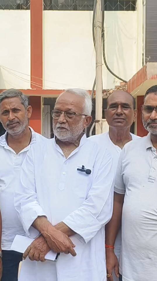 डीएम से मिले कांग्रेस नेता।
डीएम के समक्ष रखी बड़ी मांग।
देखिए