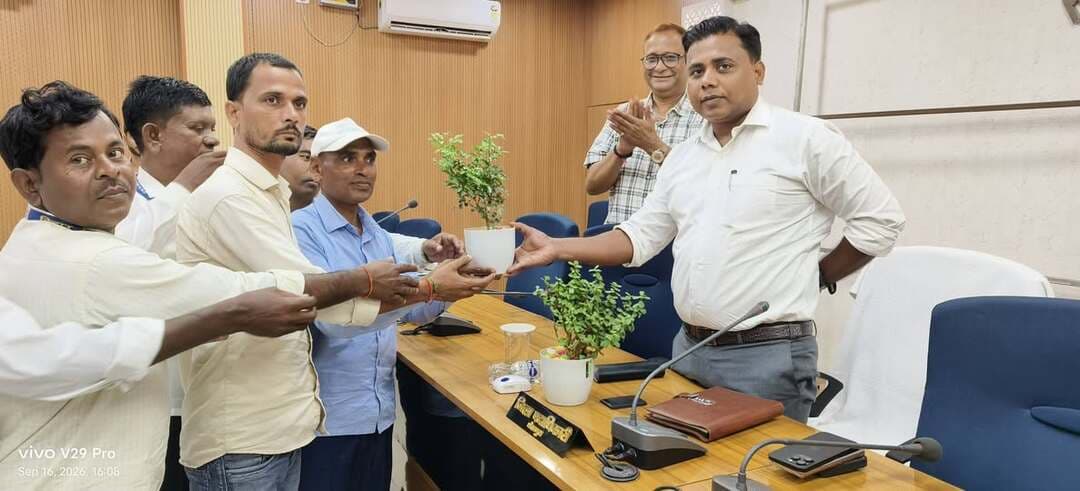 महादलित टोलों के सर्वांगीण विकास के लिए जिला पदाधिकारी की सख्त पहल, बायोमेट्रिक हाजिरी अनिवार्य, लापरवाही पर होगी कार्रवाई।
आज दिनांक 16 सितंबर 2026 को समाहरणालय स्थित 'मंथन सभागार' में जिला पदाधिकारी श्री शेखर आनंद की अध्यक्षता में जिले के सभी विकास मित्रों के साथ एक समीक्षा सह संवाद बैठक आयोजित की गई। जिला पदाधिकारी महोदय को जिला कल्याण पदाधिकारी द्वारा जल जीवन हरियाली प्रतीक चिन्ह पौधे देकर सम्मानित भी किया गया। बैठक का मुख्य उद्देश्य महादलित टोलों में सरकारी योजनाओं की शत-प्रतिशत पहुंच सुनिश्चित करना तथा व्यवस्था में पारदर्शिता लाना था।
जिला पदाधिकारी महोदय ने सभी विकास मित्रों को निर्देश दिया कि वे अपने-अपने क्षेत्रों में महादलित टोलों की सटीक मैपिंग कराएं और हर पात्र परिवार तक सरकारी योजनाओं का लाभ पहुंचाएं। उन्होंने निम्नलिखित प्राथमिकताओं पर तुरंत अमल करने का निर्देश दिया। उन्होंने कहा कि महादलित परिवार के बच्चों को अनिवार्य रूप से स्कूलों से जोड़ने हेतु निर्देश दिया। महादलित टोलो के बच्चों को जन्म प्रमाण पत्र, पहचान पत्र और ई-श्रम कार्ड समयबद्ध तरीके से बनवाना। सभी पात्र लाभुकों को राशन कार्ड से आच्छादित करना, योग्य भूमिहीन परिवारों को पर्चा दिलाना और आवास निर्माण कार्य में तेजी लाना।बैठक में विशेष रूप से ईंट भट्ठों पर काम करने वाले श्रमिकों के बच्चों की शिक्षा का मुद्दा उठा। जिला पदाधिकारी महोदय ने स्पष्ट निर्देश दिया कि ईंट भट्ठों पर कार्यरत परिवारों के बच्चों को शिक्षा की मुख्यधारा से जोड़ने के लिए चलाया जा रहा विशेष अभियान लगातार जारी रहेगा। साथ ही, टोला सेवकों को महादलित टोलों में नियमित जाकर बच्चों को पढ़ाने का सख्त निर्देश दिया गया।
बायोमेट्रिक हाजिरी अनिवार्य, भ्रष्टाचार पर सख्त हिदायत दिए है कि
कार्यसंस्कृति में सुधार लाते हुए जिला प्रशासन ने सभी विकास मित्रों के लिए बायोमेट्रिक हाजिरी दर्ज करना अनिवार्य कर दिया है। जिला पदाधिकारी महोदय ने कड़े शब्दों में चेतावनी दी कि हाजिरी में किसी प्रकार की कोताही या कार्य में लापरवाही बरतने वाले कर्मियों के विरुद्ध सीधी दंडात्मक कार्रवाई की जाएगी। उन्होंने कहा कि भ्रष्टाचार पर शून्य सहनशीलता की नीति दोहराते हुए सरकारी प्रमाण पत्र बनवाने में केवल शासन द्वारा निर्धारित आधिकारिक शुल्क ही लिया जाएगा। यदि किसी भी स्तर पर निर्धारित दर से अधिक वसूली की शिकायत मिली, तो संबंधित दोषी पर कठोर कार्रवाई होगी। जिला पदाधिकारी महोदय ने स्पष्ट किया कि 'संत रविदास शिविरों' के आयोजन के दौरान संबंधित प्रशासनिक व विभागीय अधिकारियों की भौतिक उपस्थिति अनिवार्य रहेगी। विकास मित्रों द्वारा धरातल पर किए जा रहे कार्यों की समीक्षा संबंधित प्रखंड व जिलास्तरीय अधिकारी नियमित आधार पर करेंगे।इस समीक्षा बैठक में जिला कल्याण पदाधिकारी, संबंधित प्रखंड कल्याण पदाधिकारी, प्रखंड समन्वयक तथा विकास मित्रों व शिक्षा मित्रों की उपस्थिति रही।