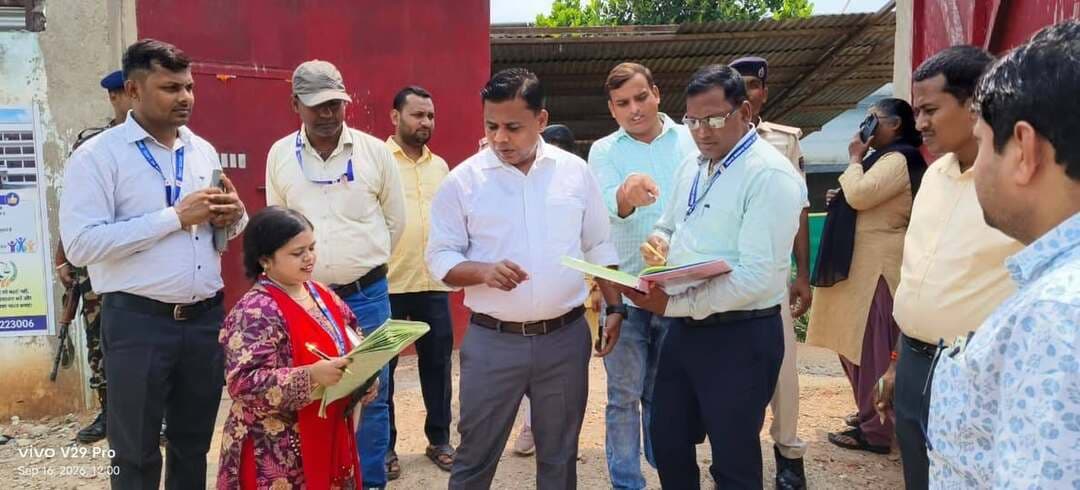 डीएम शेखर आनंद द्वारा सुरक्षित स्थान शेखपुरा का त्रैमासिक निरीक्षण किया।
डीएम के निरीक्षण के दौरान उनके द्वारा विस्तृत रूप से व्यवस्था का जायजा लिया गया । जिला पदाधिकारी महोदय ने किशोरों के साथ वार्ता भी की गई और उनके शिक्षा और रहन सहन बारे में पूछताछ भी की गई । उन्होंने सुरक्षित स्थान में किशोर को रचनात्मक एवं सकारात्मक रहने की सलाह दी गई एवं शांति से जीवन जीने का मंत्र दिया गया। इसके अलावा उनके द्वारा बच्चों के स्वास्थ्य की भी जानकारी ली गई । साथ ही उन्होंने सुरक्षा कर्मी और कर्मियों को भी व्यवस्था को सुचारू रूप से बनाए रखने का दिशा निर्देश दिया। उक्त अवसर पर सहायक निदेशक श्वेता कौर, जिला शिक्षा पदाधिकारी, बाल संरक्षण पदाधिकारी प्रदीप कुमार एवं अन्य सदस्य उपस्थित रहे।