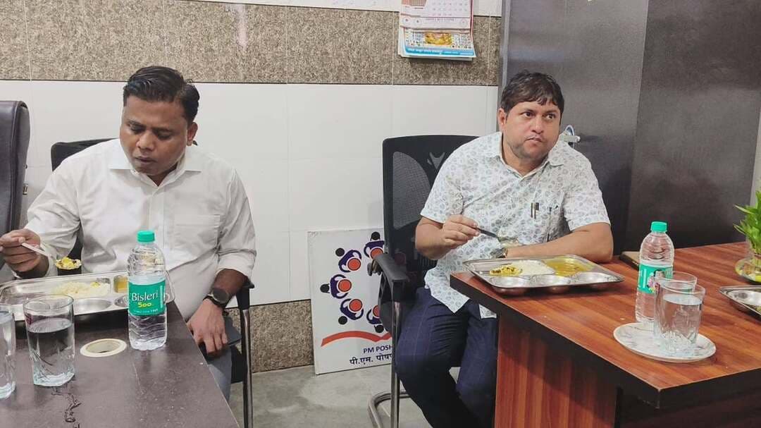 शेखपुरा के डीएम ने किया PM पोषण योजना का औचक निरीक्षण,खुद चखा खाने का स्वाद, अधिकारियों को दिए कड़े निर्देश।
आज दिनांक 16 सितंबर 2026 को प्रधानमंत्री पोषण (MDM) योजना के तहत स्कूली बच्चों को दिए जाने वाले भोजन की गुणवत्ता और स्वच्छता सुनिश्चित करने के उद्देश्य से जिला पदाधिकारी श्री शेखर आनंद ने औचक निरीक्षण किया। इस दौरान उन्होंने जिले में संचालित सुप्रभात एजुकेशनल एंड सोशल वेलफेयर सोसाइटी की व्यवस्थाओं का गहन जायजा लिया।
केंद्रीय रसोईघर की व्यवस्था का लिए जायजा। निरीक्षण की शुरुआत लखीसराय टाटा मोटर्स के समीप नीरपुर स्थित केंद्रीय रसोई घर से हुई। जिला पदाधिकारी महोदय ने रसोई घर परिसर का भ्रमण कर वहां की कार्यप्रणाली का अवलोकन किये।
जिला पदाधिकारी महोदय ने स्वयं रसोई घर में तैयार चावल और चना-आलू के छोले का स्वाद चखा और खाने की गुणवत्ता को परखा। उन्होंने परिसर में साफ-सफाई, खाना बनाने वाले कर्मियों की स्वच्छता और वहां लगे सीसीटीवी कैमरों का निरीक्षण किया ताकि पूरी प्रक्रिया पारदर्शी रहे।
रसोई घर में लगे बॉयलर सिस्टम की कार्यक्षमता और खाद्यान्न के रखरखाव को देखने के लिए उन्होंने स्टॉक पंजी की बारीकी से जांच की। जिला शिक्षा पदाधिकारी द्वारा बताया गया कि इस केंद्रीय रसोई घर से शेखपुरा जिले के कुल 113 विद्यालयों में प्रतिदिन मध्याह्न भोजन सप्लाई किया जाता है। भोजन की गुणवत्ता में किसी भी प्रकार की लापरवाही न हो, इसके लिए जिला पदाधिकारी महोदय ने संबंधित अधिकारियों को स्पष्ट निर्देश दिया कि वे प्रतिदिन विद्यालयों और सप्लाई चेन की नियमित जांच करें।
इस अवसर पर जिला शिक्षा पदाधिकारी सहित शिक्षा विभाग के कई वरीय अधिकारी और कार्य एजेंसी के कर्मी मौजूद रहे।
