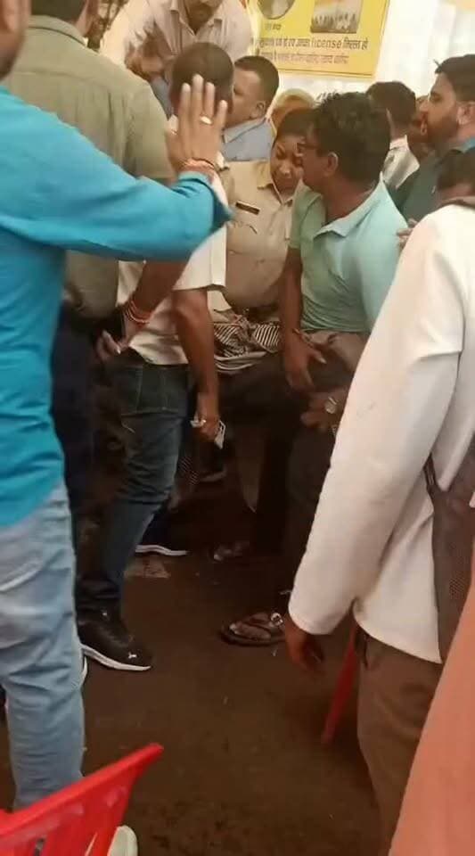 मृतक कल्पना मिश्रा जी के पिता को लाश की तरह उठाकर ले गई रीवा पुलिस
#RewaNews #KalpanaMishra #RewaPolice #MadhyaPradesh #MPNews
