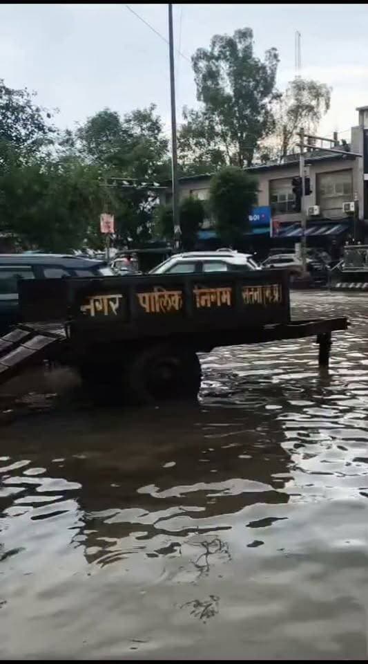सतना। 10 मिनट की बारिश, सिटी कोतवाली चौक बना तालाब.