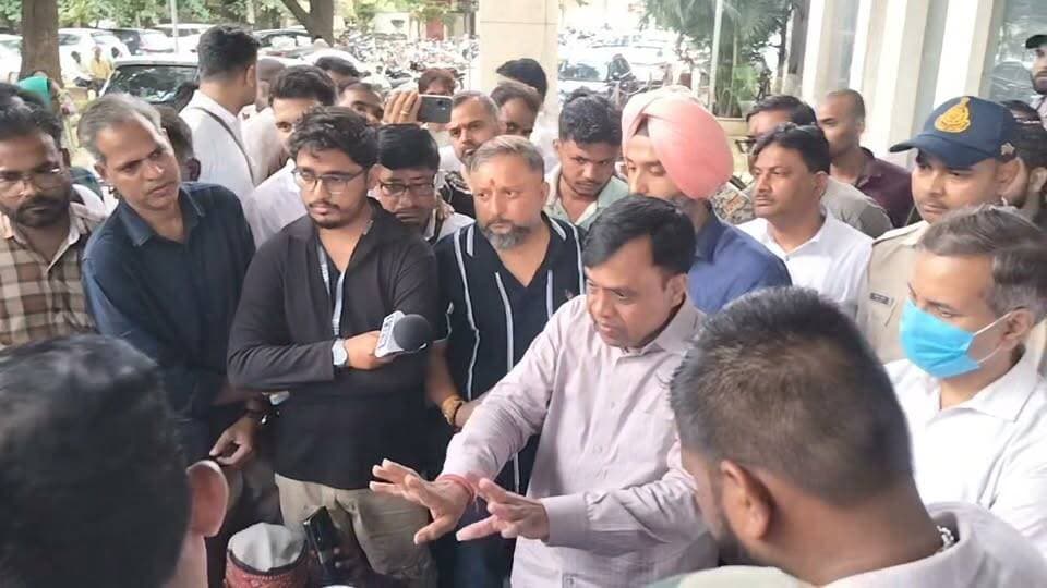 आखिर क्यो अचानक आना पड़ा कलेक्टर को अस्पताल , जानिये क्यो नाराज हुए रीवा के पत्रकार