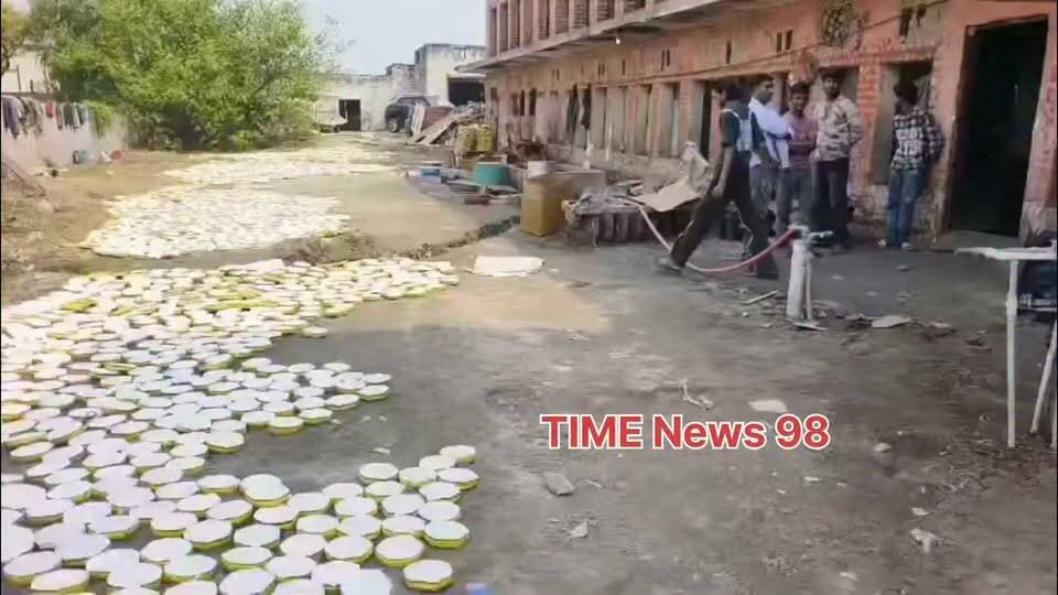 अवैध पटाखा फैक्ट्री पर रेड, CIA ने पकड़ी पटाखों की बड़ी खेप
करनाल। दिवाली का त्योहार नजदीक आते ही अवैध रूप से पटाखे बनाने और स्टोर करने का सिलसिला शुरू हो गया है। करनाल के गांव मोदीपुर में पुलिस की CIA टीम ने कार्रवाई करते हुए एक अवैध पटाखा फैक्ट्री का भंडाफोड़ किया है। पुलिस ने मौके से बड़ी मात्रा में अवैध पटाखों की खेप बरामद की है।
बताया जा रहा है कि गांव मोदीपुर में बंद पड़े एक मुर्गी फार्म के अंदर अवैध तरीके से पटाखे तैयार किए जा रहे थे। सूचना मिलने के बाद CIA पुलिस टीम ने मौके पर रेड की और वहां बनाए जा रहे तथा रखे गए पटाखों को कब्जे में लिया।
दिवाली के नजदीक आते ही पटाखों का अवैध कारोबार और निर्माण शुरू होने की सूचना पर पुलिस द्वारा यह कार्रवाई की गई। पुलिस टीम ने मौके से बरामद सामग्री को कब्जे में लेकर मामले की जांच शुरू कर दी है। पुलिस यह भी पता लगाने में जुटी है कि पटाखों का निर्माण कब से किया जा रहा था और इस नेटवर्क से कौन-कौन लोग जुड़े हुए हैं।
अवैध रूप से पटाखे बनाने की प्रक्रिया बेहद जोखिमपूर्ण मानी जाती है, क्योंकि पटाखों में इस्तेमाल होने वाली ज्वलनशील सामग्री के कारण आग और विस्फोट का खतरा बना रहता है। पुलिस की कार्रवाई के बाद क्षेत्र में अवैध पटाखा निर्माण और बिक्री करने वालों में हड़कंप मच गया है।