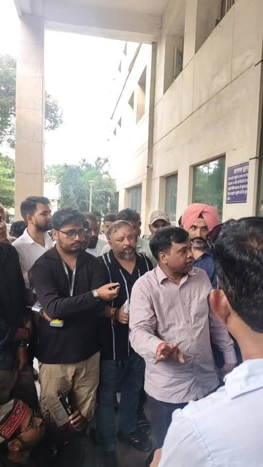 रीवा में अस्प्ताल प्रशासन के खिलाफ पत्रकारों का अस्प्ताल के बाहर प्रदर्शन