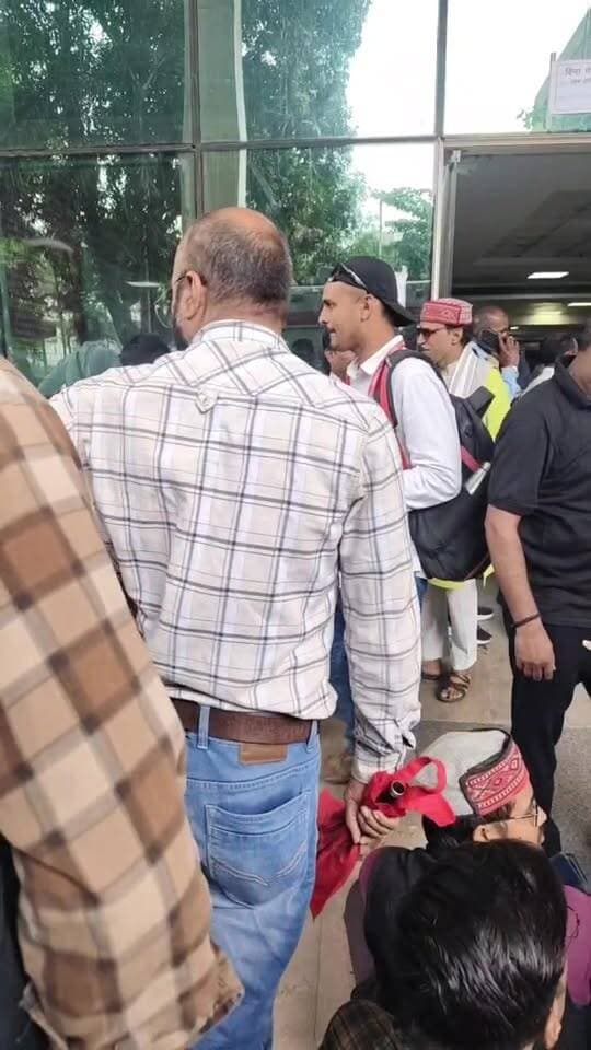 पत्रकारों के मोबाइल कैमरे पर लगाई गई रोक का विरोध
