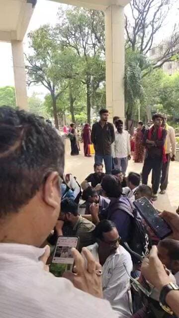 सभी पत्रकार धरने पर बैठे