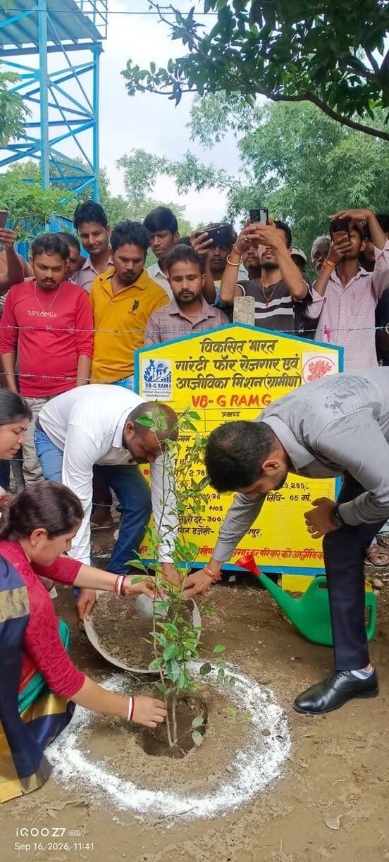 किशनगंज जिला में आज दिनांक 16-09-2026 को जिला पदाधिकारी नवीन कुमार द्वारा भ्रमण कार्यक्रम के दौरान प्रखंड कार्यालय, पोठिया का स्थलीय निरीक्षण किया गया।
किशनगंज जिला अन्तर्गत निरीक्षण के दौरान जिलाधिकारी ने प्रखंड कार्यालय में संचालित विभिन्न कार्यों, अभिलेखों के रख-रखाव, पत्रों के निष्पादन, कर्मियों की कार्यप्रणाली , कार्यालय में सभी प्रकार की लंबित कार्यों तथा कार्यालय की साफ-सफाई एवं व्यवस्थाओं का जायजा लिया।
निरीक्षण के क्रम में उन्होंने कार्यालय में संधारित सभी संचिकाओं एवं पंजीयों को निर्धारित इंडेक्स के अनुसार क्रमबद्ध एवं सुरक्षित रखने का निर्देश दिया। उन्होंने कहा कि कार्यालय अभिलेख महत्वपूर्ण प्रशासनिक दस्तावेज होते हैं, इसलिए इनके रख-रखाव में किसी प्रकार की लापरवाही नहीं होनी चाहिए । जिला पदाधिकारी द्वारा रायपुर पंचायत अंतर्गत धोबिनिया ग्राम स्थित आंगनबाड़ी केंद्र संख्या-291 का फीता काटकर उद्घाटन किया गया साथ ही
एएआयोजित पोषण कार्यक्रम में भी जिला पदाधिकारी महोदय द्वारा सहभागिता की गई।जिला पदाधिकारी द्वारा आंगनबाड़ी केंद्र का निरीक्षण किया गया। केंद्र में निर्मित शौचालय, किचन एवं अन्य आवश्यक सुविधाओं तथा निर्माण कार्य की गुणवत्ता को देखकर जिला पदाधिकारी महोदय द्वारा संतोष व्यक्त किया गया।
आंगनबाड़ी केंद्र में उपलब्ध कराई गई आवश्यक सुविधाओं की सराहना करते हुए जिला पदाधिकारी द्वारा निर्देश दिया गया कि इसी तर्ज पर अन्य आंगनबाड़ी केंद्रों का भी निर्माण कराया जाए।
जिला पदाधिकारी द्वारा मनरेगा योजना के तहत नींबू, सहजन (मोरिंगा) एवं अमरूद के पौधे लगाए गए।जिला पदाधिकारी महोदय द्वारा उपस्थित अंचल अधिकारी को निर्देश दिया गया कि अन्य आंगनबाड़ी केंद्रों के निर्माण हेतु यथाशीघ्र उपयुक्त सरकारी भूमि का चयन कर नियमानुसार उपलब्ध कराना सुनिश्चित करें।
उन्होंने सीडीपीओ को निर्देश दिया कि अंचलाधिकारी से समन्वय स्थापित करते हुए अन्य आंगनबाड़ी केंद्रों के निर्माण हेतु उपयुक्त भूमि का चिह्नीकरण एवं चयन कराया जाए।
इस अवसर पर प्रखंड विकास पदाधिकारी, अंचलाधिकारी सीडीपीओ सहित अन्य पदाधिकारी एवं कर्मचारी आदि उपस्थित थे
#viralreels #viralreelschallenge #viralchallenge #videogames #vacaciones #viralpost #newyork #2026Goals
District Kishanganj
Dr Md Jawaid
Dilip Jaiswal
Bihar Education Department