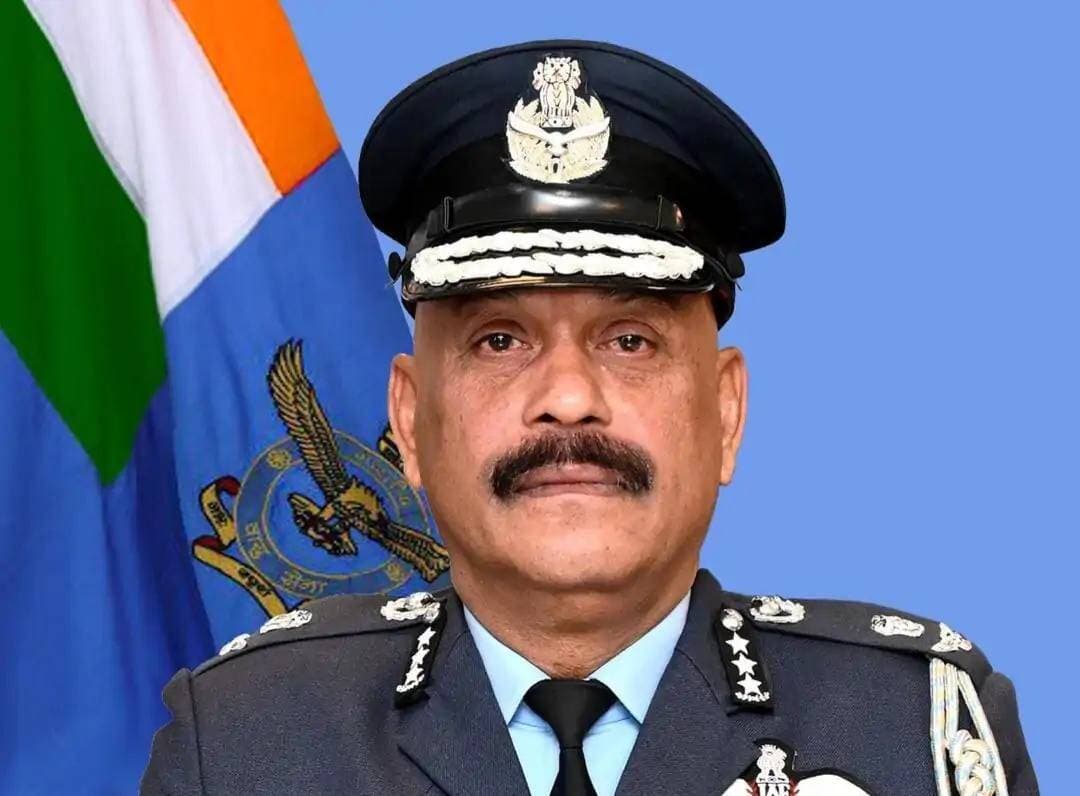 राममंदिर के पहले CEO बने पूर्व एयर मार्शल जीतेंद्र मिश्रा: ऑपरेशन सिंदूर में पश्चिमी कमान के लीडर थे; चंपत राय की जगह गोविंद देव गिरि महासचिव
पूर्व एयर मार्शल जीतेंद्र मिश्रा अयोध्या राम मंदिर ट्रस्ट के पहले CEO होंगे। श्रीराम जन्मभूमि तीर्थ क्षेत्र ट्रस्ट ने बुधवार को इसका ऐलान किया। मिश्रा ने ऑपरेशन सिंदूर में पश्चिमी वायु कमान को लीड किया और एयरफोर्स में 39 साल काम किया।
ट्रस्ट के कोषाध्यक्ष गोविंद देव गिरि को नया महासचिव बनाया गया है। बैठक में ट्रस्टी बनाए गए महेश भागचंदका को कोषाध्यक्ष का चार्ज दिया गया। नए CEO और कोषाध्यक्ष महासचिव गोविंद देव गिरि को ही रिपोर्ट करेंगे।
ट्रस्ट में दिल्ली के महेश भागचंदका समेत 3 नए सदस्य भी बनाए गए हैं। इनमें अयोध्या के एडवोकेट मदन मोहन पांडेय और RSS समर्थक शिकोहाबाद की निर्मला यादव शामिल हैं। निर्मला यादव ट्रस्ट की पहली महिला ट्रस्टी होंगी।
यह बदलाव मंदिर में चढ़ावे की चोरी के मामला सामने आने के 3 महीने के बाद हुआ। इस मामले में 8 आरोपी जेल में हैं। इसके बाद 2 जुलाई को ट्रस्ट के महासचिव चंपत राय और ट्रस्टी अनिल मिश्रा ने इस्तीफा दे दिया था। उनके इस्तीफे के बाद रिटायर्ड IFS कृष्ण मोहन को कार्यवाहक महासचिव बनाया गया था। वह 58 दिनों तक पद रहे।