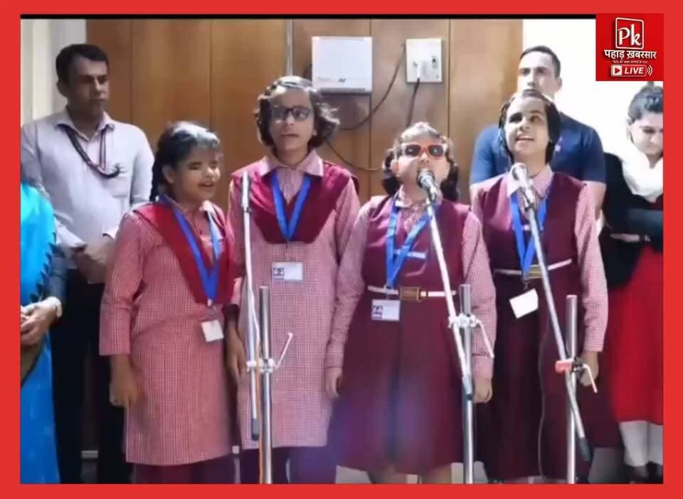 #उत्तराखंड के मुख्यमंत्री पुष्कर सिंह धामी जी ने अपना जन्मदिन दृष्टिबाधित बच्चों के बीच मनाया। इस दौरान बच्चों ने गीत प्रस्तुत कर उन्हें शुभकामनाएं दीं। बच्चों का गीत सुनकर मुख्यमंत्री धामी जी भी भावुक हो गए।
ईश्वर से प्रार्थना है कि उन्हें स्वस्थ, दीर्घायु एवं सफल जीवन प्रदान करें और प्रदेश की सेवा के लिए निरंतर ऊर्जा दें।
#PushkarSinghDhami #UttarakhandCM #HappyBirthday #Uttarakhand #Trending