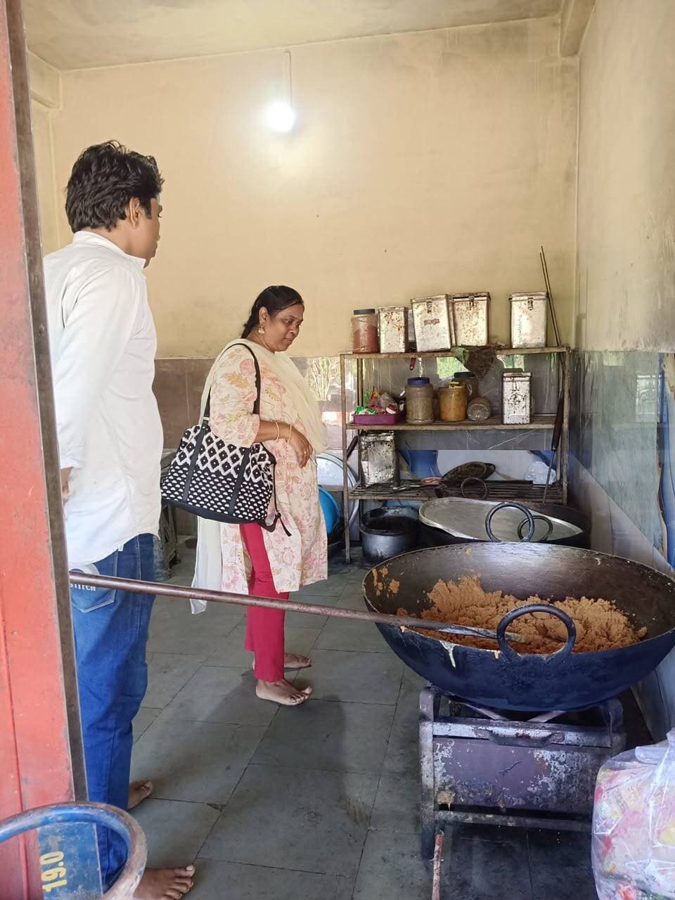 कलेक्टर के निर्देश पर खाद्य सुरक्षा प्रशासन की सघन जांच, मिठाइयों के नमूने लिए
कलेक्टर बालागुरू के. के निर्देशानुसार खाद्य सुरक्षा प्रशासन द्वारा जिले में खाद्य प्रतिष्ठानों पर विशेष निगरानी एवं सैंपलिंग की कार्रवाई सतत जारी है। खाद्य सुरक्षा अधिकारी द्वारा गोपालपुरा स्थित गणेश मंदिर के पास संचालित राधे-राधे प्रसाद भंडार का निरीक्षण किया गया। निरीक्षण के दौरान विक्रय की जा रही बूंदी के लड्डू का नमूना जांच हेतु एकत्रित कर खाद्य परीक्षण प्रयोगशाला भेजा गया। साथ ही दुकान में रखी पुरानी मिठाइयों को मौके पर ही नष्ट कराया गया। दुकानदार को ताजी एवं शुद्ध मिठाइयों का ही विक्रय करने की हिदायत दी गई।
इसके अतिरिक्त प्रथम श्री प्रसाद भंडार से बेसन के लड्डू एवं मोदक के नमूने भी जांच के लिए एकत्रित कर खाद्य परीक्षण प्रयोगशाला भेजे गए। निरीक्षण के दौरान दुकानदारों को समोसे, कचौड़ी एवं अन्य खाद्य पदार्थों के निर्माण में बार-बार उपयोग किए गए तेल का प्रयोग नहीं करने की समझाइश दी गई। तीन बार से अधिक उपयोग किए गए तथा काले पड़ चुके तेल को मौके पर ही फिंकवाया गया। निरीक्षण के दौरान खाद्य सुरक्षा अधिकारी एडलिन पन्ना द्वारा सभी खाद्य व्यवसाय संचालकों को खाद्य सुरक्षा एवं स्वच्छता मानकों का पालन सुनिश्चित करने के निर्देश दिए गए हैं।
#JansamparkMP #CMMadhyaPradesh #MadhyaPradesh #sehore