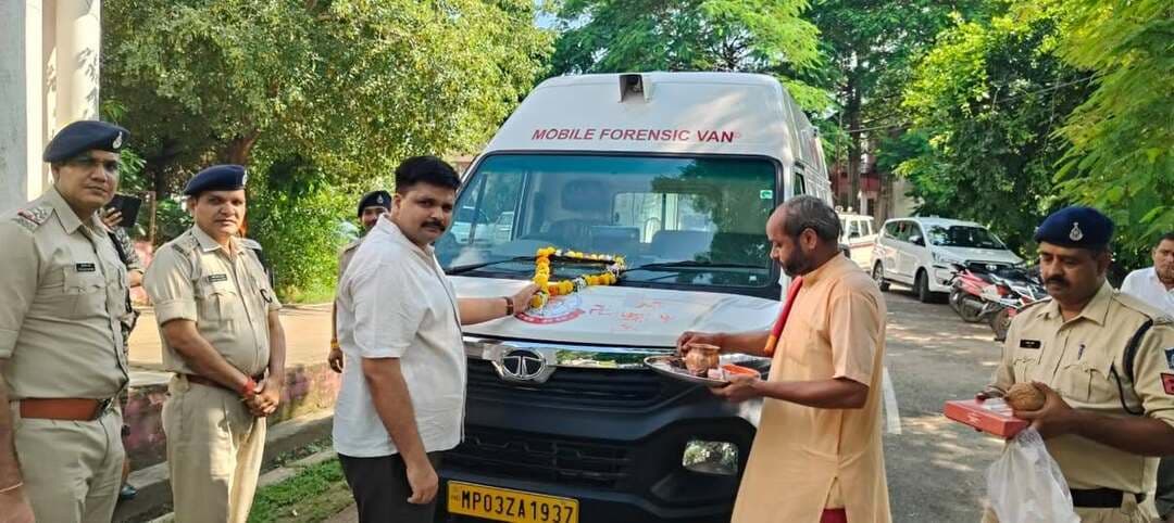 श्योपुर पुलिस को मिली दो मोबाइल फॉरेंसिक वैन
घटनास्थल पर ही जुटाए जा सकेंगे वैज्ञानिक साक्ष्य
----
अपराधों की जांच को अधिक वैज्ञानिक एवं प्रभावी बनाने की दिशा में श्योपुर पुलिस को दो मोबाइल फॉरेंसिक वैन उपलब्ध कराई गई हैं। इन मोबाइल फॉरेंसिक वैन के माध्यम से पुलिस को अपराध स्थल पर ही वैज्ञानिक साक्ष्यों के संग्रहण, संरक्षण एवं प्रारंभिक परीक्षण में सुविधा मिलेगी। पुलिस अधीक्षक श्री मोती उर रहमान द्वारा पुलिस मुख्यालय से प्राप्त दोनो फॉरेसिंक वैन को पुलिस कार्यालय पर पूजन-अर्चन के बाद फॉरेसिंक टीम को सौपा गया।
मोबाइल फॉरेंसिक वैन आधुनिक फॉरेंसिक उपकरणों से लैस चलित प्रयोगशाला के रूप में कार्य करती है। हत्या, चोरी, लूट, सड़क दुर्घटना, आगजनी सहित अन्य गंभीर अपराधों के मामलों में फॉरेंसिक टीम घटनास्थल पर पहुंचकर मौके की वैज्ञानिक तरीके से जांच कर सकेगी। घटनास्थल से फिंगरप्रिंट, रक्त के नमूने, बाल, कपड़े, हथियार एवं अन्य महत्वपूर्ण साक्ष्यों को निर्धारित प्रक्रिया के अनुसार एकत्र कर सुरक्षित किया जा सकेगा।
इन वैन की उपलब्धता से घटनास्थल पर साक्ष्यों के संग्रहण और दस्तावेजीकरण में तेजी आएगी। साथ ही साक्ष्यों को सुरक्षित तरीके से संरक्षित कर आगे की विस्तृत फॉरेंसिक जांच के लिए प्रयोगशाला भेजने में भी मदद मिलेगी। मोबाइल एवं अन्य डिजिटल उपकरणों से संबंधित साक्ष्यों के संरक्षण और प्रारंभिक फॉरेंसिक कार्यवाही में भी यह सुविधा उपयोगी होगी।
दो मोबाइल फॉरेंसिक वैन उपलब्ध होने से जिले के ग्रामीण एवं दूरस्थ क्षेत्रों में होने वाले अपराधों में भी फॉरेंसिक टीम को घटनास्थल तक पहुंचने में सुविधा होगी। इससे पुलिस जांच में वैज्ञानिक साक्ष्यों के उपयोग को बढ़ावा मिलेगा और अपराध अनुसंधान की प्रक्रिया को अधिक व्यवस्थित एवं साक्ष्य आधारित बनाने में सहायता मिलेगी।
-
CM Madhya Pradesh
Jansampark Madhya Pradesh
SP Sheopur
#JansamparkMP
#sheopur