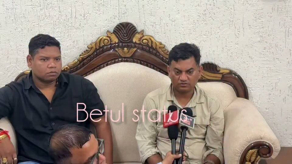 🚨 माँ चंडी दरबार विवाद में गरमाई सियासत, बैतूल पहुंचे विधायक डॉ. हीरालाल अलावा 🚨
🛕 प्राचीन धरोहर के संरक्षण की उठी आवाज | गोधना-चिचोली मामला
बैतूल के गोधना स्थित माँ चंडी दरबार को लेकर चल रहा विवाद एक बार फिर चर्चा में है। मंदिर के प्रस्तावित नए निर्माण, पुराने मंदिर स्वरूप तथा ऐतिहासिक अवशेषों के संरक्षण को लेकर अलग-अलग पक्ष अपनी मांगें सामने रख रहे हैं।
इसी बीच जयस के राष्ट्रीय संरक्षक एवं विधायक डॉ. हीरालाल अलावा बुधवार सुबह बैतूल विश्राम भवन पहुंचे। उन्होंने माँ चंडी दरबार को आदिवासी समाज की आस्था एवं सांस्कृतिक विरासत से जुड़ा स्थल बताते हुए समाज की भावनाओं का सम्मान करने की बात कही।
विवाद के केंद्र में मंदिर निर्माण, भूमि/अधिकार और प्राचीन ऐतिहासिक अवशेषों के संरक्षण जैसे मुद्दे हैं। स्थानीय पक्षों द्वारा पुराने मंदिर और ऐतिहासिक संरचनाओं को नुकसान पहुंचने के आरोप भी लगाए गए हैं, हालांकि इन आरोपों की स्वतंत्र पुष्टि आवश्यक है।
रिपोर्टों के अनुसार, गोधना क्षेत्र में प्राचीन गोंड किले और माँ चंडी दरबार के संरक्षण का मुद्दा पहले भी प्रशासन तथा राष्ट्रीय अनुसूचित जनजाति आयोग के समक्ष उठाया जा चुका है। भारतीय पुरातत्व सर्वेक्षण की टीम द्वारा क्षेत्र का सर्वेक्षण किए जाने की रिपोर्ट भी सामने आई है।
अब सबसे अहम सवाल—
🔹 प्राचीन धरोहर का संरक्षण कैसे होगा?
🔹 मंदिर निर्माण और ऐतिहासिक संरचनाओं को लेकर विवाद का समाधान कैसे निकलेगा?
🔹 भूमि एवं अधिकार से जुड़े सभी पक्षों की बात सुनकर प्रशासन क्या कदम उठाएगा?
🤝 सभी पक्षों से शांतिपूर्ण, लोकतांत्रिक और संवैधानिक तरीके से अपनी बात रखने की अपील के बीच अब प्रशासनिक कार्रवाई और समाधान पर नजर रहेगी।
📍 गोधना | चिचोली | बैतूल | मध्य प्रदेश
#माँ_चंडी_दरबार #मां_चंडी_दरबार #चंडी_दरबार #गोधना #चिचोली #बैतूल #Betul #BetulNews #BetulUpdate #BetulMP #मध्यप्रदेश #MadhyaPradesh #MPNews #MPNewsUpdate #बैतूल_समाचार #बैतूल_न्यूज़ #गोधना_चिचोली #आदिवासी_समाज #आदिवासी_अधिकार #आदिवासी_संस्कृति #आदिवासी_विरासत #जनजातीय_विरासत #सांस्कृतिक_विरासत #ऐतिहासिक_धरोहर #प्राचीन_धरोहर #धरोहर_संरक्षण #HeritageConservation #CulturalHeritage #TribalHeritage #Archaeology #पुरातत्व #भारतीय_पुरातत्व_सर्वेक्षण #ASI #ArchaeologicalSurveyOfIndia #पुरातत्व_विभाग #मध्यप्रदेश_पुरातत्व #संस्कृति_विभाग #संस्कृति_मंत्रालय #धार्मिक_न्यास_विभाग #धर्मस्व_विभाग #जिला_प्रशासन #बैतूल_कलेक्टर #बैतूल_पुलिस #MPPolice #BetulPolice #जनपद_पंचायत_चिचोली #ग्राम_पंचायत_गोधना #जयस #JAYS #JaiAdivasiYuvaShakti #डॉ_हीरालाल_अलावा #HeeralalAlawa #आदिवासी_आवाज #आस्था_और_विरासत #मंदिर_संरक्षण #धरोहर_बचाओ #SaveHeritage #माँ_चंडी #ChandiTemple #Chicholi #Godhna #MPPolitics #मध्यप्रदेश_राजनीति #बैतूल_की_खबर #बैतूल_ब्रेकिंग #BreakingNews #LocalNews #ViralNews