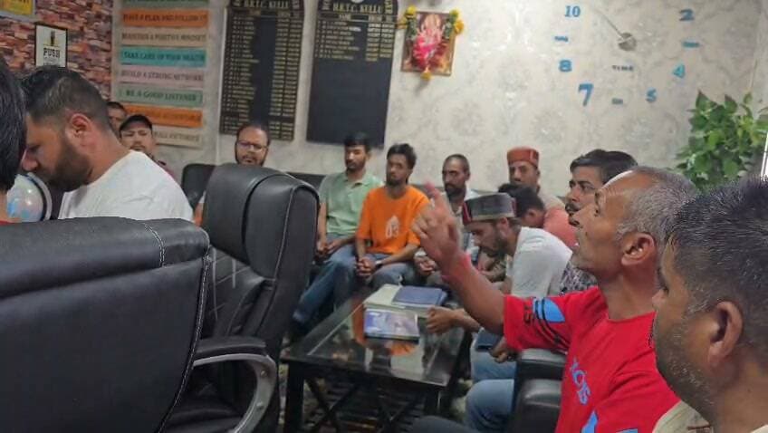 कुल्लू भेखली ब्यासर बस हादसे में चालक के निलंबन को एक सप्ताह में रद्द करने का अल्टीमेटम,