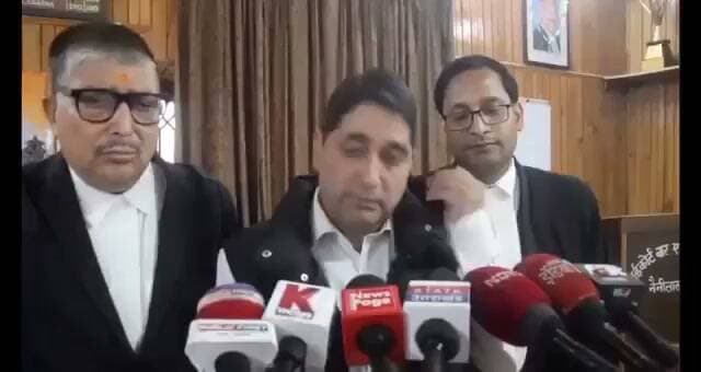 🚨अंकिता भंडारी केस की पैरवी कर रहे अधिवक्ता नवनीश नेगी को जान से मारने की धमकी
अंकिता भंडारी समेत जनहित से जुड़े मामलों में पैरवी कर रहे नैनीताल हाईकोर्ट के अधिवक्ता नवनीश नेगी को कथित तौर पर जान से मारने की धमकी मिली है। धमकी भरे पत्र में पहले सड़क हादसा और बाद में हमले की बात कही गई है। मामले में दोषी की पहचान कर कड़ी कार्रवाई की मांग उठ रही है।
#अंकिता_भंडारी #नवनीश_नेगी #नैनीताल_हाईकोर्ट #उत्तराखंड_न्यूज़ #UttarakhandNews #newsmafiya