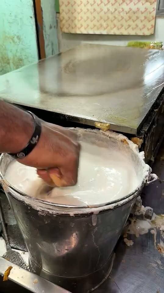 🔥 Tamil Nadu Anna Making Crispy & Delicious Ghee Dosa 😍 | South Indian Street Food
#GheeDosa #Dosa #TamilNaduFood #SouthIndianFood #StreetFood #DosaLovers #IndianStreetFood #Foodie #FoodShorts #StreetFoodIndia