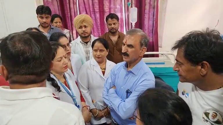 ऊना वॉकाथॉन के दौरान बच्चों की बिगड़ी तबीयत, अस्पताल में बच्चों का हाल जानने पहुंचे सीएम सुखविंदर सिंह सुक्खू
#Una #cmsukhu ##AntiChittaWalkathon