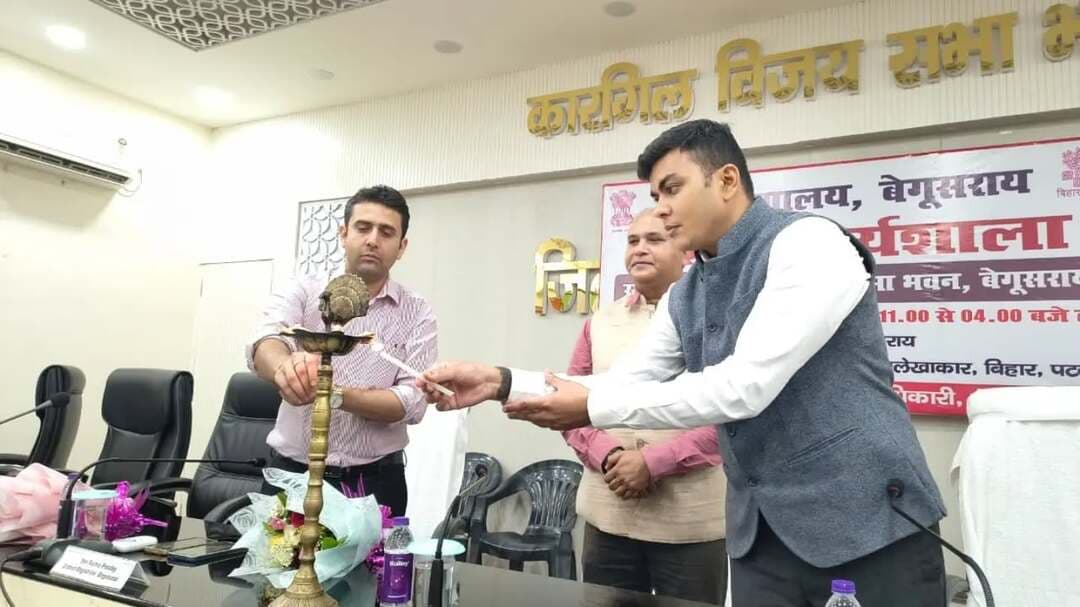 पेंशन प्रकरणों में त्रुटियों को कम करने एवं सेवानिवृत्त कर्मियों को ससमय पेंशन लाभ उपलब्ध कराने के उद्देश्य से बुधवार को कारगिल विजय भवन में कार्यशाला आयोजित की गई। प्रधान महालेखाकार (लेखा एवं हकदारी) श्री संतोष कुमार, जिलाधिकारी श्री रिची पांडेय एवं उप महालेखाकार श्री ओंकार ने संयुक्त रूप से कार्यशाला का उद्घाटन किया। इस दौरान वेतन निर्धारण, ACP/MACP, पेंशन प्रपत्रों की शुद्धता एवं आवश्यक अभिलेखों की जांच से संबंधित सामान्य त्रुटियों और उनके निराकरण पर विस्तृत जानकारी दी गई। प्रधान महालेखाकार कार्यालय द्वारा त्रुटियों के कारण लौटाए गए 31 वास्तविक पेंशन मामलों का विश्लेषण कर पदाधिकारियों को व्यावहारिक जानकारी भी दी गई।
जिलाधिकारी ने सभी DDO एवं पेंशन स्वीकृत पदाधिकारियों को पेंशन प्रकरणों की गहन जांच के बाद ही प्रेषित करने तथा मामलों का समयबद्ध, पारदर्शी एवं संवेदनशीलता के साथ निष्पादन सुनिश्चित करने का निर्देश दिया।
IPRD Bihar
#begusarai
Finance Department, Govt. of Bihar