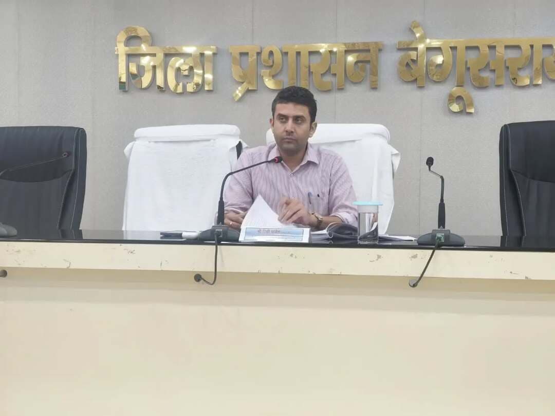 जिला पदाधिकारी, बेगूसराय श्री रिची पांडेय की अध्यक्षता में कारगिल विजय सभा भवन में तकनीकी पदाधिकारियों के कार्यों एवं विभिन्न विकासात्मक योजनाओं की मासिक समीक्षा बैठक आयोजित की गई। बैठक में योजनाओं की प्रगति एवं लंबित कार्यों की समीक्षा करते हुए निर्धारित समय-सीमा में गुणवत्तापूर्ण कार्य पूर्ण कराने का निर्देश दिया गया।
ग्रामीण सड़कों की मरम्मती, NH-31 फोर-लेन फ्लाईओवर, जल-जीवन-हरियाली, निर्माणाधीन भवनों एवं बीहट शवदाह गृह सहित विभिन्न योजनाओं को शीघ्र पूर्ण कराने तथा सभी कार्यों की नियमित निगरानी सुनिश्चित करने का निर्देश जिला पदाधिकारी ने संबंधित पदाधिकारियों को दिया।
IPRD Bihar
#begusarai