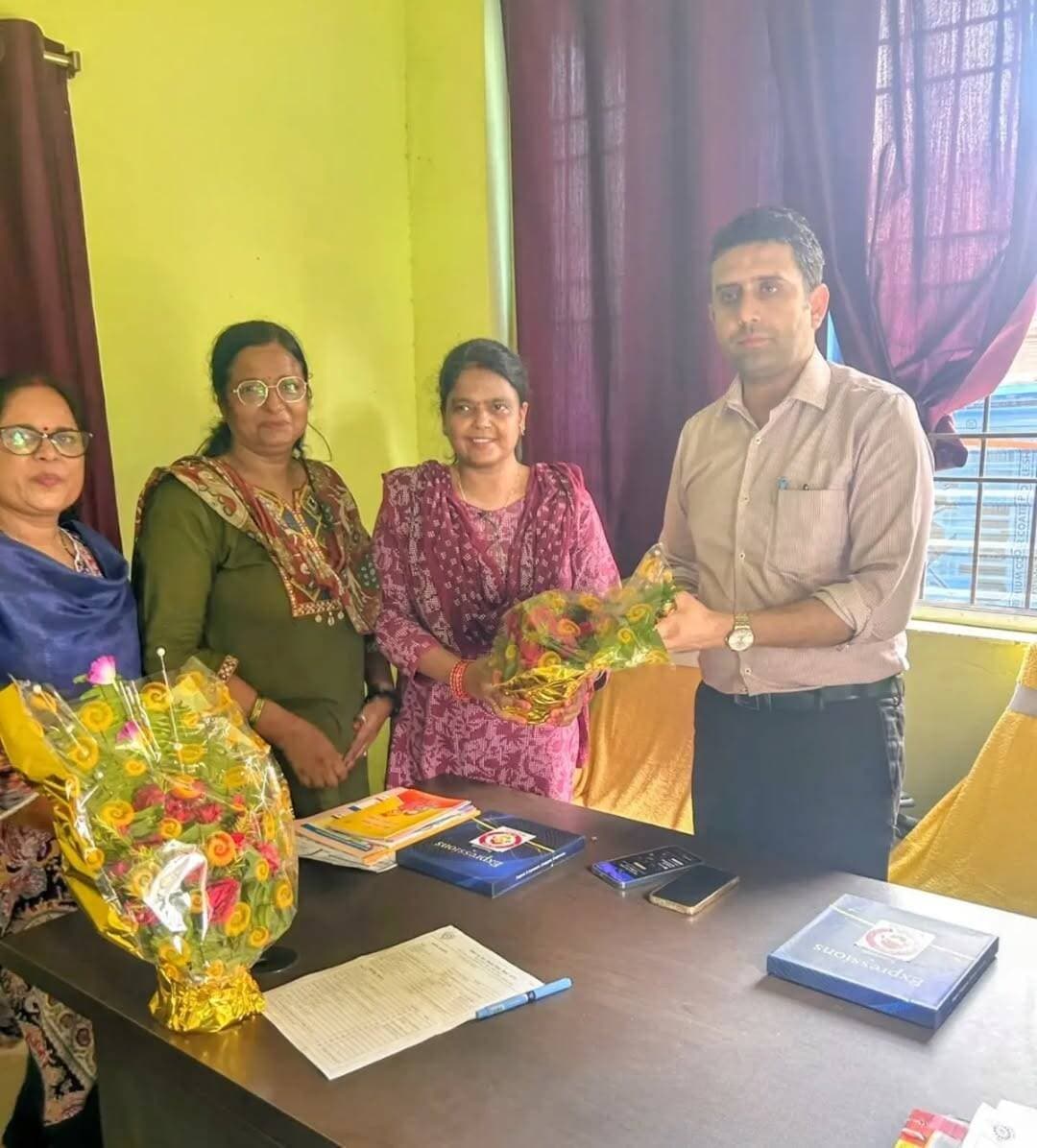 जिला पदाधिकारी, बेगूसराय श्री रिची पांडेय ने मिशन शक्ति योजना के तहत बेगूसराय सदर अनुमंडल परिसर स्थित वन स्टॉप सेंटर का निरीक्षण कर महिला एवं बाल विकास निगम द्वारा संचालित विभिन्न योजनाओं एवं कार्यक्रमों की समीक्षा की। उन्होंने वन स्टॉप सेंटर, शक्ति सदन, जिला हब फॉर एम्पॉवरमेंट ऑफ वीमेन, नारी अदालत, पालनाघर एवं सामाजिक पुनर्वास कोष की कार्यप्रणाली की जानकारी लेते हुए जरूरतमंद महिलाओं एवं बालिकाओं तक सेवाओं की समयबद्ध पहुंच सुनिश्चित करने का निर्देश दिया।
साथ ही लिंगानुपात में सुधार, 181 महिला हेल्पलाइन के प्रचार-प्रसार, PCPNDT Act के प्रभावी अनुपालन तथा बाल विवाह की रोकथाम हेतु संवेदनशील क्षेत्रों में विशेष जागरूकता एवं निगरानी अभियान चलाने पर जोर दिया।
IPRD Bihar
#begusarai
WCDC Bihar