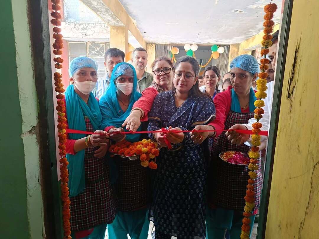राजकीय पॉलिटेक्निक में शुरू हुई प्रेरणा कैंटीन, 90 विद्यार्थियों को मिलेगा स्वच्छ व पौष्टिक भोजन
हरदोई। राजकीय पॉलिटेक्निक, हरदोई में बुधवार को उत्तर प्रदेश राज्य ग्रामीण आजीविका मिशन के अंतर्गत प्रेरणा कैंटीन का शुभारंभ किया गया। मुख्य विकास अधिकारी नेहा ब्याडवाल ने कैंटीन का उद्घाटन किया।
प्रेरणा कैंटीन का संचालन विकासखंड बावन की ग्राम पंचायत तत्यौरा द्वारा पतंजलि महिला स्वयं सहायता समूह के माध्यम से किया जाएगा। कैंटीन के जरिए राजकीय पॉलिटेक्निक में अध्ययनरत 73 छात्र और 17 छात्राओं समेत कुल 90 विद्यार्थियों को स्वच्छ, गुणवत्तापूर्ण एवं स्वास्थ्यवर्धक भोजन उपलब्ध कराया जाएगा।
कैंटीन के संचालन से स्वयं सहायता समूह से जुड़ी महिला सदस्यों को रोजगार का अवसर मिलेगा और उनकी आर्थिक स्थिति मजबूत करने में मदद मिलेगी।
मुख्य विकास अधिकारी ने कैंटीन संचालकों को स्वच्छता, भोजन की गुणवत्ता और निर्धारित मानकों का विशेष ध्यान रखने के निर्देश दिए। उन्होंने कहा कि स्वयं सहायता समूहों के माध्यम से इस तरह की गतिविधियां महिलाओं को आर्थिक रूप से सशक्त बनाने के साथ ही “समूह से समृद्धि की ओर” की अवधारणा को धरातल पर साकार करने में महत्वपूर्ण भूमिका निभा रही हैं।
इस अवसर पर उपायुक्त स्वतः रोजगार निशांत राय, राजकीय पॉलिटेक्निक की प्रधानाचार्य कविता त्रिपाठी, वार्डन अतुल कुमार श्रीवास्तव सहित संस्थान का स्टाफ और छात्र-छात्राएं मौजूद रहे।