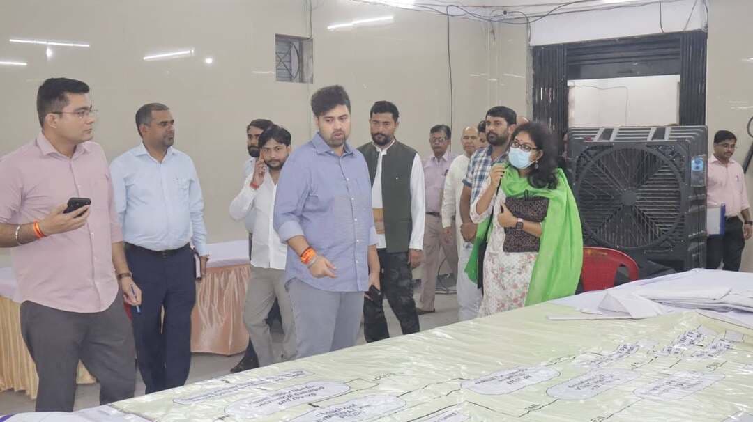ईवीएम की एफएलसी तैयारियों का डीएम ने लिया जायजा, पारदर्शिता और सुरक्षा के दिए निर्देश
हरदोई। जिलाधिकारी अनुनय झा ने बुधवार को निर्वाचन कार्यालय पहुंचकर ईवीएम मशीनों की फर्स्ट लेवल चेकिंग (एफएलसी) को लेकर की जा रही तैयारियों की समीक्षा की। इस दौरान उन्होंने एफएलसी के लिए चयनित किए गए हाल का स्थलीय निरीक्षण भी किया।
जिलाधिकारी ने निर्देश दिए कि राजनैतिक दलों के अधिकृत प्रतिनिधियों की मौजूदगी में एफएलसी का कार्य पूरी पारदर्शिता के साथ कराया जाए। एफएलसी हाल में अधिकृत व्यक्तियों के अलावा किसी अन्य व्यक्ति को प्रवेश न दिया जाए।
उन्होंने सुरक्षा मानकों का कड़ाई से पालन कराने और सभी संबंधित अभिलेखों को अद्यतन रखने के निर्देश दिए। जिलाधिकारी ने कहा कि भारत निर्वाचन आयोग के निर्देशों का पूर्ण अनुपालन सुनिश्चित करते हुए सभी तैयारियां निर्धारित समय में पूरी की जाएं तथा आयोग की गाइडलाइन के अनुसार एफएलसी की प्रक्रिया संपन्न कराई जाए।
निरीक्षण के दौरान अपर जिलाधिकारी प्रफुल्ल कुमार त्रिपाठी, उपजिलाधिकारी संडीला नारायणी भाटियां सहित विभिन्न राजनैतिक दलों के प्रतिनिधि मौजूद रहे।