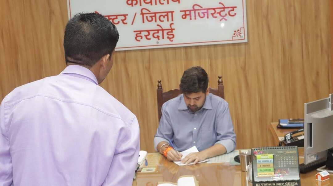 जनसुनवाई में जिलाधिकारी ने सुनीं 87 शिकायतें, अधिकारियों को समयबद्ध निस्तारण के निर्देश
हरदोई। जिलाधिकारी अनुनय झा ने बुधवार को कलेक्ट्रेट में जनसुनवाई कर आमजन की समस्याओं और शिकायतों को सुना। जनसुनवाई के दौरान विभिन्न क्षेत्रों से पहुंचे फरियादियों ने अपनी समस्याएं जिलाधिकारी के समक्ष रखीं। कुल 87 शिकायतें प्राप्त हुईं।
जिलाधिकारी ने संबंधित अधिकारियों को निर्देश दिए कि सभी शिकायतों का निर्धारित समय-सीमा के भीतर गुणवत्तापूर्ण, निष्पक्ष और प्रभावी ढंग से निस्तारण सुनिश्चित किया जाए। उन्होंने अधिकारियों से शिकायतों के निस्तारण में किसी प्रकार की लापरवाही न बरतने को कहा।
जनसुनवाई के दौरान कुछ शिकायतों का जिलाधिकारी ने मौके पर ही समाधान कराया। वहीं, शेष शिकायतों को संबंधित विभागों के अधिकारियों को सौंपते हुए आवश्यक कार्रवाई के निर्देश दिए गए।
इस अवसर पर नगर मजिस्ट्रेट संजय कुमार समेत संबंधित विभागों के अधिकारी और कर्मचारी मौजूद रहे।