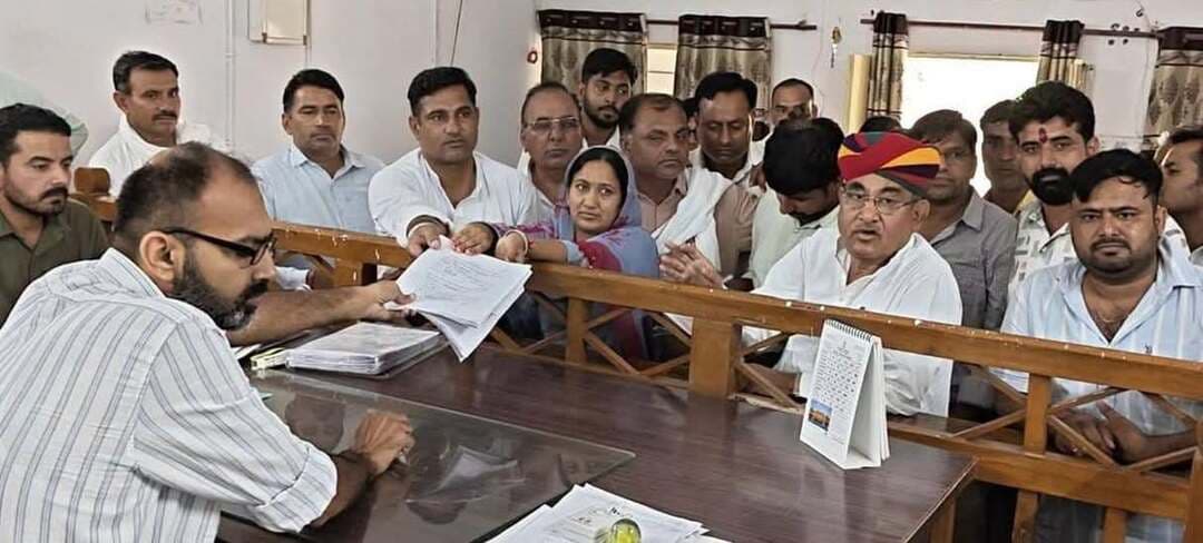 खाजूवाला चेयरमैन चुनाव, भाजपा से मंगल सिंह,
कांग्रेस से रेणु सहारण ने दाखिल किया नामांकन
बीकानेर ।नगर निकाय चुनाव के परिणाम सामने
आने के बाद अब खाजूवाला नगरपालिका के चेयरमैन पद को लेकर सियासी हलचल तेज हो गई है। चेयरमैन पद के लिए बुधवार को भाजपा के मंगल सिंह और कांग्रेस की रेणु सहारण ने नामांकन पत्र दाखिल किया। वहीं डमी प्रत्याशी के रूप में मुनसफ ने भी नामांकन दाखिल किया।
नगरपालिका के 20 वार्डों में हुए चुनाव में भाजपा ने 11 वार्डों में जीत दर्ज कर बहुमत हासिल किया है। वहीं एक निर्दलीय पार्षद के भाजपा खेमे में शामिल होने के बाद भाजपा के समर्थन में पार्षदों की संख्या और बढ़ गई है।
*मंगल सिंह के नाम पर भाजपा की मुहर*
चेयरमैन पद के लिए भाजपा ने मंगल सिंह को अपना अधिकृत प्रत्याशी बनाया है। भाजपा पर्यवेक्षक ओपी महेंद्र पार्टी का सिंबल लेकर मंगल सिंह के साथ एसडीएम कार्यालय पहुंचे, जहां मंगल सिंह ने अपना नामांकन पत्र दाखिल किया।
नामांकन के दौरान भाजपा समर्थकों की बड़ी संख्या एसडीएम कार्यालय के बाहर पहुंची। सड़कों पर समर्थकों की भारी भीड़ नजर आई और जमकर नारेबाजी हुई। मंगल सिंह के नामांकन के साथ ही खाजूवाला में चेयरमैन पद को लेकर सियासी पारा चढ़ गया है।
*कांग्रेस ने रेणु सहारण को मैदान में उतारा*
वहीं कांग्रेस की ओर से रेणु सहारण ने चेयरमैन पद के लिए नामांकन दाखिल किया है। कांग्रेस प्रत्याशी के नामांकन के बाद मुकाबला और अधिक रोचक हो गया है। अब चेयरमैन पद के लिए भाजपा और कांग्रेस के बीच मुकाबला देखने को मिलेगा।
नगरपालिका में बहुमत के आंकड़े और पार्षदों के समर्थन को देखते हुए चेयरमैन पद का चुनाव खाजूवाला की स्थानीय राजनीति के लिए अहम माना जा रहा है। नामांकन के बाद अब सभी की नजरें चेयरमैन पद के चुनाव और पार्षदों के रुख पर टिकी हैं।
