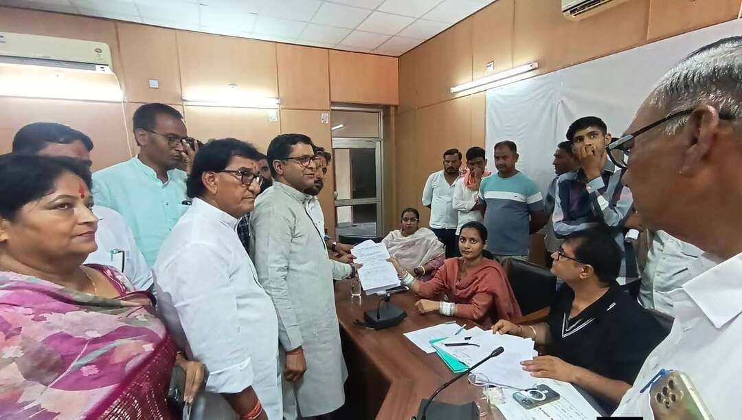 नोखा पालिकाध्यक्ष के लिए भाजपा के दिनेश सुथार और रेवंत नाई ने पर्चे भरे: विकास मंच से बजरंग सोनी मैदान में
बीकानेर। नोखा नगरपालिका के पालिकाध्यक्ष पद के चुनाव की तस्वीर बुधवार को नामांकन प्रक्रिया के साथ साफ हो गई। भाजपा की ओर से दिनेश सुथार के साथ रेवंत राम नाई ने अपना नामांकन दाखिल कर दिया जो दोनों ही मूल ओबीसी वर्ग से जीते हुए है जबकि विकास मंच की ओर से मूल ओबीसी वर्ग से बजरंग सोनी ने नामांकन दाखिल किया है। दोनों प्रत्याशियों के नामांकन के बाद अब 21 सितंबर को होने वाले चुनाव पर सभी की नजरें टिक गई हैं।
भाजपा की ओर से दिनेश सुथार को पार्टी नेताओं ने सिंबल सौंपा। इस दौरान आसकरण भट्टड़, निर्मल भूरा, मुरली बिश्नोई, सुरेश सहित कई नेता मौजूद रहे। वहीं भाजपा के पार्षद रेवंत नाई ने भी पालिकाध्यक्ष पद के लिए नामांकन दाखिल किया। रेवंत नाई के नामांकन से चुनावी प्रक्रिया में एक और नाम सामने आया। दोनों के प्रस्तावक के रूप में श्रवण ज्यानी और ओमप्रकाश जाट मौजूद रहे।
विकास मंच की ओर से बजरंग सोनी पहले ही नामांकन दाखिल कर चुके हैं। कन्हैयालाल झंवर की ओर से चुनाव के दौरान बजरंग सोनी के नाम की घोषणा की गई थी।
13 भाजपा पार्षदों को दिलाई शपथ
नामांकन प्रक्रिया के दौरान रिटर्निंग अधिकारी प्रिया बजाज ने नवनिर्वाचित 13 भाजपा पार्षदों को शपथ दिलाकर प्रमाण पत्र सौंपे। अब 45 निर्वाचित पार्षद 21 सितंबर को पालिकाध्यक्ष का चुनाव करेंगे। राज्य निर्वाचन आयोग के कार्यक्रम के अनुसार अध्यक्ष पद के लिए मतदान 21 सितंबर को सुबह 10 से दोपहर 2 बजे तक होगा और मतदान के बाद ही परिणाम घोषित किया जाएगा।
नोखा में हाल ही हुए 45 वार्डों के चुनाव में विकास मंच -माकपा को 29, भाजपा को 13 और निर्दलीयों को 3 सीटें मिली हैं।
गत सोमवार को मतदान के बाद नोखा को नया पालिकाध्यक्ष मिल जाएगा। अब राजनीतिक हलकों के साथ शहरवासियों की नजरें 21 सितंबर की बैठक और मतदान पर टिकी हैं। भाजपा के सभी प्रत्याशी अपना प्रमाणपत्र लेने पहुंचे जिन्हें रिटर्निंग अधिकारी प्रिया बजाज ने शपथ दिलाई।