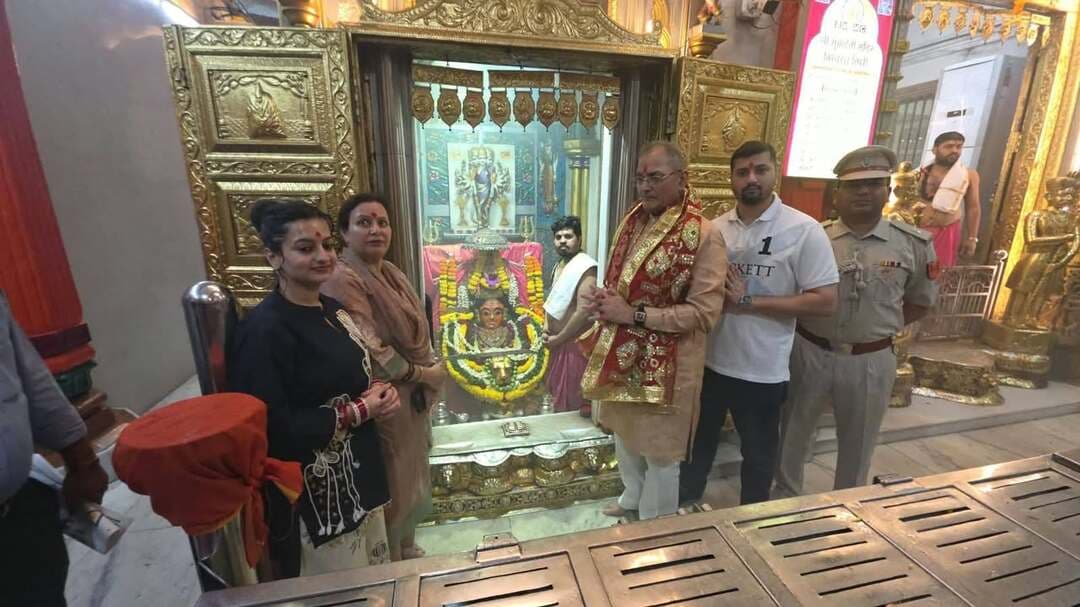 *राज्यपाल ने मुंबई के मुंबा देवी मंदिर और श्री सिद्धिविनायक मंदिर में की पूजा-अर्चना*
*लेडी गवर्नर श्रीमती बिंदु गुप्ता भी रहीं साथ*
*प्रदेशवासियों एवं देशवासियों की सुख-समृद्धि और खुशहाली के लिए की प्रार्थना*
राज्यपाल श्री कविंद्र गुप्ता ने आज लेडी गवर्नर श्रीमती बिंदु गुप्ता के साथ मुंबई स्थित प्रसिद्ध मुंबा देवी मंदिर में शीश नवाया और मां मुंबा देवी का आशीर्वाद प्राप्त किया। उन्होंने मंदिर में आरती में भी भाग लिया तथा प्रदेशवासियों के सुख, शांति, समृद्धि एवं कल्याण की कामना की।
इसके उपरांत, राज्यपाल एवं लेडी गवर्नर ने प्रभादेवी, मुंबई स्थित प्रसिद्ध श्री सिद्धिविनायक मंदिर में भी पूजा-अर्चना की और भगवान गणेश का आशीर्वाद प्राप्त किया। उन्होंने हिमाचल प्रदेश सहित देशवासियों की प्रगति, समृद्धि एवं खुशहाली के लिए प्रार्थना की।
इस अवसर पर, राज्यपाल ने कहा कि भारत की आध्यात्मिक परंपराओं ने करुणा, सद्भाव, सेवा और सामूहिक कल्याण जैसे मानवीय मूल्यों को सुदृढ़ करने में महत्वपूर्ण भूमिका निभाई है। उन्होंने कहा कि हमारी समृद्ध आध्यात्मिक एवं सांस्कृतिक विरासत समाज को एकता, सेवा और परस्पर सम्मान की भावना के साथ आगे बढ़ने की प्रेरणा देती है।
राज्यपाल ने देश में निरंतर शांति, समृद्धि एवं विकास तथा प्रदेश और देशवासियों के सुखमय एवं मंगलमय जीवन की कामना की।