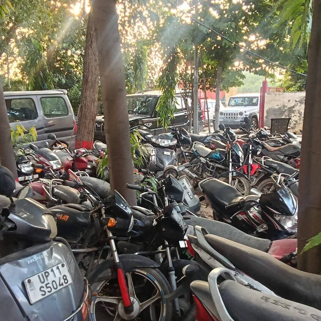 रेवाड़ी में 3 दिनों में पुलिस ने 121 वाहन किए इंपाउंड
*बिना नंबर प्लेट, नंबरों से छेड़छाड़ करने तथा अनधिकृत स्लोगन/डिजाइन लिखवाने वाले वाहन चालकों पर पुलिस की कार्रवाई जारी।*
रेवाड़ी समाचार पंकज कुमार।
जिले में आपराधिक गतिविधियों पर पूरी तरह से अंकुश लगाने तथा आमजन के लिए सुरक्षित एवं सुगम यातायात व्यवस्था सुनिश्चित करने के उद्देश्य से पुलिस महानिदेशक हरियाणा अजय सिंघल, आईपीएस के सख्त दिशा-निर्देशों तथा पुलिस अधीक्षक रेवाड़ी हेमेंद्र कुमार मीणा, आईपीएस के कुशल मार्गदर्शन में रेवाड़ी पुलिस द्वारा जिले में एक विशेष चेकिंग अभियान चलाया जा रहा है। इस अभियान के तहत जिला पुलिस द्वारा सभी थाना क्षेत्रों, प्रमुख चौराहों एवं अंतरराज्यीय/अंतरजिला मार्गों पर विशेष नाकाबंदी कर वाहनों की सघन चेकिंग की जा रही है।
पुलिस अधीक्षक हेमेंद्र कुमार मीणा, आईपीएस ने यातायात पुलिस एवं जिले के सभी थाना प्रभारियों को स्पष्ट निर्देश दिए हैं कि यातायात नियमों की अवहेलना करने वालों और संदिग्ध वाहनों पर पैनी नजर रखी जाए। विशेष रूप से बिना नंबर प्लेट, अधूरी या अस्पष्ट नंबर प्लेट, अथवा अंकों/डिजाइन से छेड़छाड़ कर वाहन चलाने वालों के खिलाफ तुरंत और सख्त कानूनी कार्रवाई अमल में लाई जाए।
*3 दिनों में 121 वाहन इंपाउंड/जब्त*
इस अभियान की विस्तृत जानकारी देते हुए एएसपी दीपिका अग्रवाल, आईपीएस ने बताया कि कई आपराधिक मामलों में यह बात सामने आई है कि वारदात को अंजाम देने के लिए अपराधी बिना नंबर प्लेट या अस्थायी (Temp) नंबर प्लेट वाली गाड़ियों का इस्तेमाल करते हैं। इसी की रोकथाम के लिए चलाए गए इस विशेष अभियान के दौरान जिला पुलिस टीमों द्वारा पिछले 3 दिनों में 121 ऐसे वाहनों को जब्त (Impound) किया गया है, जिनमें नियमानुसार नंबर प्लेट मौजूद नहीं थीं या नियमों का उल्लंघन किया जा रहा था।
*रेवाड़ी पुलिस की आमजन से अपील:*
एएसपी दीपिका अग्रवाल, आईपीएस ने रेवाड़ी पुलिस प्रशासन की ओर से सभी जिला वासियों से अपील करते हुए कहा है कि वे बिना नंबर प्लेट या अधूरी नंबर प्लेट वाले वाहनों को सड़कों पर न उतारें और न ही उनका उपयोग करें। यदि आपके पास अस्थायी (Temporary) नंबर प्लेट वाला वाहन है, तो समय सीमा पूरी होने पर नियमानुसार उसका स्थायी (Permanent) रजिस्ट्रेशन नंबर लगवाए। गाड़ियों पर लगाई गई ब्लैक फिल्म (काले शीशे), बुलेट पटाखों वाले साइलेंसर तथा अन्य मॉडिफाइड साइलेंसर तुरंत हटवाएं।
*यातायात नियमों की पालन करें:* सभी नागरिक जिम्मेदार नागरिक होने का परिचय दें और यातायात नियमों की पालन कर रेवाड़ी पुलिस का सहयोग करें।
सड़कों पर चलने वाले प्रत्येक वाहन की पहचान स्पष्ट होनी चाहिए। नियम तोड़ने वालों और वाहन की पहचान छिपाने का प्रयास करने वालों को किसी भी सूरत में बख्शा नहीं जाएगा।