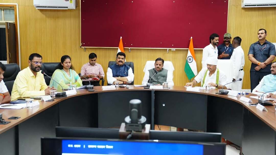 ➡️ 10 लाख दीपों से जगमगाएगा सागर, सेवा संकल्प अभियान की तैयारियों को लेकर उप मुख्यमंत्री ने दिए निर्देश
➡️ सभी विभाग जनप्रतिनिधियों के साथ समन्वय कर अभियान की गतिविधियां सफलतापूर्वक संपन्न कराएं : उप मुख्यमंत्री
उप मुख्यमंत्री एवं जिले के प्रभारी मंत्री श्री राजेन्द्र शुक्ल ने सेवा संकल्प अभियान के अंतर्गत जिले में आयोजित होने वाले विभिन्न कार्यक्रमों की तैयारियों की समीक्षा की। उन्होंने अधिकारियों को निर्देश दिए कि अभियान के अंतर्गत निर्धारित सभी गतिविधियां व्यापक जनभागीदारी और बेहतर विभागीय समन्वय के साथ समय-सीमा में संपन्न कराई जाएं। उन्होंने कहा कि सभी विभाग जनप्रतिनिधियों के साथ समन्वय स्थापित कर अभियान को प्रभावी रूप से संचालित करें तथा अधिक से अधिक नागरिकों की सहभागिता सुनिश्चित करें।
उप मुख्यमंत्री श्री शुक्ल ने कहा कि सेवा संकल्प अभियान सेवा, सुशासन और जनकल्याण की भावना को मजबूत करने का माध्यम है। अभियान के अंतर्गत आयोजित होने वाले कार्यक्रमों में आमजन, जनप्रतिनिधियों, विद्यार्थियों, स्वयंसेवी संस्थाओं तथा सामाजिक संगठनों की सहभागिता सुनिश्चित की जाए।
उन्होंने 17 सितम्बर को आयोजित होने वाले ‘आशीर्वाद का दीया’ कार्यक्रम की तैयारियों की जानकारी लेते हुए ग्राम पंचायतों एवं नगरीय निकायों में व्यापक सहभागिता सुनिश्चित करने के निर्देश दिए। उन्होंने बताया कि ‘आशीर्वाद का दीया’ कार्यक्रम के अंतर्गत जिलेभर में 10 लाख दीप प्रज्ज्वलित किए जाएंगे। उन्होंने निर्धारित समय पर सामूहिक दीप प्रज्ज्वलन की समुचित व्यवस्था सुनिश्चित करने के निर्देश दिए। इसी दिन आयोजित होने वाले रक्तदान शिविरों के लिए स्वास्थ्य विभाग को आवश्यक व्यवस्थाएं सुनिश्चित करने को कहा।
उप मुख्यमंत्री ने ‘मेरे सपनों का भारत’ चित्रकला एवं भाषण प्रतियोगिता, ‘नमो सेवा-अनकही कहानियां’, ‘आंगन मिलन सेवा’ और ‘सेवा की कहानी’ सहित अन्य गतिविधियों की भी जानकारी ली। उन्होंने कहा कि शासन की जनकल्याणकारी योजनाओं से लाभान्वित हितग्राहियों की सफलता की कहानियों को प्रभावी ढंग से सामने लाया जाए, ताकि योजनाओं का व्यापक प्रचार-प्रसार हो और अन्य लोगों को भी इनका लाभ लेने के लिए प्रेरणा मिले।
बैठक में ‘सेवा मेरा योगदान’ तथा ‘सेवा सेतु अभियान-सरकार आपके द्वार’ के अंतर्गत प्रस्तावित गतिविधियों पर भी चर्चा की गई। उप मुख्यमंत्री ने मेगा शिविरों के माध्यम से पात्र हितग्राहियों को विभिन्न योजनाओं का लाभ उपलब्ध कराने तथा नागरिकों की समस्याओं के निराकरण की प्रभावी व्यवस्था सुनिश्चित करने के निर्देश दिए।
बैठक में उपस्थित जनप्रतिनिधियों ने सेवा संकल्प अभियान की गतिविधियों को सुचारू रूप से संचालित करने और सफलतापूर्वक संपन्न कराने के संबंध में अपने सुझाव दिए। उप मुख्यमंत्री ने संबंधित अधिकारियों को सुझावों पर आवश्यक कार्रवाई करते हुए विभागीय समन्वय के साथ कार्य करने के निर्देश दिए।
उप मुख्यमंत्री ने बड़नगर यात्रा के रूट की जानकारी जनप्रतिनिधियों के साथ साझा करने के निर्देश भी दिए, ताकि यात्रा के आयोजन एवं व्यवस्थाओं में आवश्यक समन्वय सुनिश्चित किया जा सके। उन्होंने नशा मुक्त भारत अभियान को जिलेभर में व्यापक स्तर पर संचालित करने तथा जन-जागरूकता गतिविधियों के माध्यम से अधिक से अधिक लोगों को इससे जोड़ने के निर्देश दिए।
उन्होंने ‘सेवा ज्योति कलश यात्रा’ सहित अभियान के आगामी कार्यक्रमों के लिए आवश्यक व्यवस्थाओं, सुरक्षा, परिवहन और जनभागीदारी पर भी विशेष ध्यान देने को कहा। उन्होंने अधिकारियों को अपनी-अपनी जिम्मेदारियों का प्रभावी निर्वहन करते हुए सभी कार्यक्रमों की कार्ययोजना के अनुसार तैयारियां पूर्ण करने के निर्देश दिए।
कलेक्टर श्रीमती प्रतिभा पाल ने अभियान के अंतर्गत जिले में की जा रही तैयारियों की जानकारी दी। जिला पंचायत सीईओ श्री जगदीश कुमार गोमे ने अभियान की विस्तृत कार्ययोजना से अवगत कराया।
इस अवसर पर खाद्य नागरिक आपूर्ति एवं उपभोक्ता संरक्षण मंत्री श्री गोविंद सिंह राजपूत, खुरई विधायक श्री भूपेन्द्र सिंह, सागर विधायक श्री शैलेन्द्र जैन, जिला पंचायत अध्यक्ष श्री हीरा सिंह राजपूत, श्री श्याम तिवारी, श्रीमती रानी कुशवाहा, श्री शैलेष केशरवानी , नगर निगम आयुक्त श्री राजकुमार खत्री, अपर कलेक्टर श्री अविनाश रावत, सहित अन्य जनप्रतिनिधि एवं अधिकारी उपस्थित थे।
#jansamparkMP #sagar