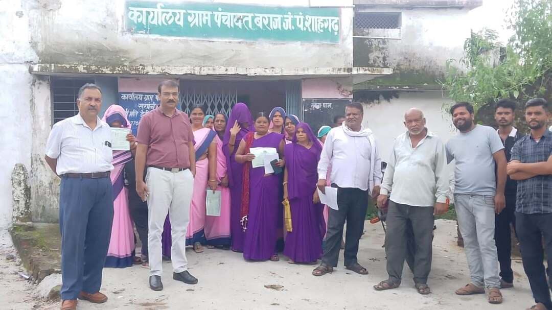 ➡️ जिले में नशा मुक्ति अभियान के तहत जन जागरूकता रैली एवं शपथ कार्यक्रम आयोजित
मध्यप्रदेश शासन के नशा मुक्ति अभियान के तहत जिले के विकासखंड बंडा एवं शाहगढ़ की विभिन्न ग्राम पंचायतों में जन जागरूकता कार्यक्रम आयोजित किए गए।
विकासखंड बंडा के ग्राम चौका-भेड़ा में नवांकुर संस्था प्रगति मानव कल्याण परिषद द्वारा, ग्राम बम्हौरी खुर्द, चरोधा, बरा, गोरा खुर्द में म.प्र. राज्य ग्रामीण आजीविका मिशन के स्व सहायता समूहों एवं ग्रामवासियों द्वारा तथा ग्राम बटवाहा में परामर्शदाता बाबूलाल अहिरवार के नेतृत्व में नशा मुक्ति रैली निकाली गई, जन जागरूकता अभियान चलाया गया एवं नशे से दूर रहने की शपथ दिलाई गई।
इसी प्रकार तहसील शाहगढ़ की ग्राम पंचायत बरायठा, बरोठा, बगरोही एवं बरेठी में आजीविका मिशन की स्व सहायता समूह की महिलाओं द्वारा नशा मुक्ति जन जागरूकता रैली का आयोजन किया गया। महिलाओं ने ग्राम पंचायत से वैध-अवैध सभी प्रकार की शराब दुकानें बंद करने की मांग की।
कार्यक्रमों में संबंधित विभागों के अधिकारी, आंगनवाड़ी कार्यकर्ता, स्व सहायता समूह की महिलाएं एवं ग्रामीणजन उपस्थित रहे।
#jansamparkMP #sagar