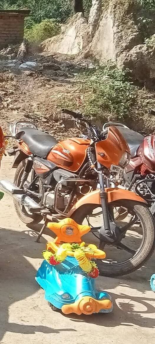 यह गाड़ी महाकाली माता मंदिर के पुजारी जी की है यह गाड़ी चोरी हो गई है अगर कोई भी पता लगे तो कृपया संपर्क करें
