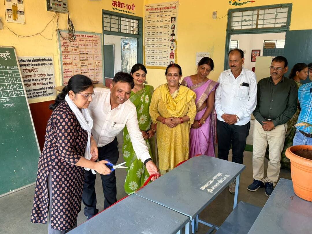 मिशन बेंचमार्क के तहत प्राथमिक विद्यालय मांगरूल को मिले 5 सेट फर्नीचर
________________
हाई स्कूल मांगरूल खुर्द ने सहयोग की पहल कर बढ़ाया विद्यार्थियों का सुविधा स्तर
________________
विद्यालयों में बेहतर शैक्षणिक वातावरण के लिए आपसी सहभागिता जरूरी : डॉ. कविता आर्य
________________
खरगोन 16 सितंबर 2026। मिशन बेंचमार्क के तहत कलेक्टर श्री गुरु प्रसाद के मार्गदर्शन एवं सहायक आयुक्त डॉ. कविता आर्य के निर्देशन में हाई स्कूल मांगरूल खुर्द द्वारा प्राथमिक विद्यालय मांगरूल को 5 सेट फर्नीचर प्रदान किए गए। इस पहल से प्राथमिक विद्यालय के विद्यार्थियों को अध्ययन के लिए बेहतर सुविधा उपलब्ध होगी तथा विद्यालय का शैक्षणिक वातावरण भी सुदृढ़ होगा।
इस अवसर पर सहायक आयुक्त डॉ. कविता आर्य ने कहा कि विद्यालयों में विद्यार्थियों को बेहतर शैक्षणिक वातावरण उपलब्ध कराने के लिए सभी स्कूल आगे आएं। उन्होंने अन्य विद्यालयों से भी इसी प्रकार जरूरतमंद स्कूलों को फर्नीचर एवं आवश्यक संसाधन उपलब्ध कराने की पहल करने का आह्वान किया।
डॉ. आर्य ने कहा कि आपसी सहयोग और जनसहभागिता से विद्यालयों की व्यवस्थाओं को और बेहतर बनाया जा सकता है। फर्नीचर उपलब्ध होने से प्राथमिक विद्यालय के विद्यार्थियों को कक्षा में अध्ययन करने में सुविधा मिलेगी और उनकी शैक्षणिक गतिविधियों के लिए अनुकूल वातावरण तैयार होगा।
कार्यक्रम के दौरान हाई स्कूल मांगरूल खुर्द के प्राचार्य श्री अमित शर्मा सहित श्रीमती रंजना पाटीदार, श्रीमती रूपी श्रीवास्तव, श्रीमती रजनी प्रजापत, श्री मुकेश रोकड़े एवं श्री चेतराम वर्मा उपस्थित रहे। विद्यालय परिवार ने फर्नीचर उपलब्ध कराने की इस पहल एवं सहयोग के लिए सभी संबंधितों का आभार व्यक्त किया।
#JansamparkMP #khargone