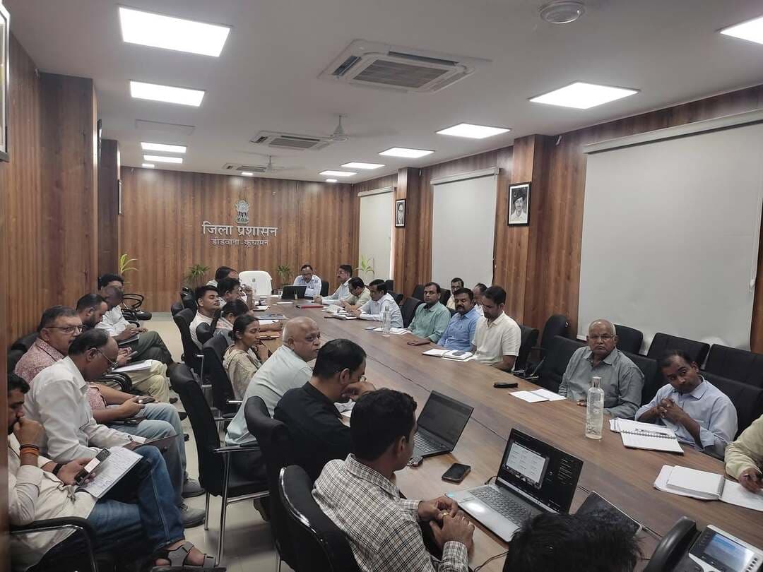 जिले में 17 सितम्बर से 17 अक्टूबर तक चलेगा विकसित भारत–जन सेवा अभियान
जिलेभर में होंगे जनसेवा एवं जनभागीदारी को समर्पित विविध कार्यक्रम
जिला कलक्टर ने वीसी के माध्यम से बैठक लेकर अधिकारियों को दिये निर्देश
डीडवाना-कुचामन, 16 सितम्बर। जिला कलक्टर अवधेश मीना की अध्यक्षता में बुधवार को कलेक्ट्रेट सभागार में विकसित भारत–जन सेवा अभियान के संचालन की कार्ययोजना तथा तैयारियों के संबंध में बैठक आयोजित हुई।
बैठक में संबंधित विभागों को अभियान के सफल संचालन के लिए आवश्यक तैयारियां करने तथा अभियान के माध्यम से अधिकाधिक जनभागीदारी सुनिश्चित करने के निर्देश दिए गए।
बैठक में अतिरिक्त जिला कलक्टर ने बताया कि ‘विकसित भारत’ के लक्ष्यों की दिशा में जनभागीदारी सुनिश्चित करने तथा जनसेवा, सामाजिक सरोकार एवं सुशासन की भावना को सुदृढ़ करने के उद्देश्य से प्रदेश में 17 सितम्बर से 17 अक्टूबर, 2026 तक ‘विकसित भारत–जन सेवा अभियान’ संचालित किया जाएगा। अभियान के तहत प्रदेशभर में जनसेवा एवं जनभागीदारी से जुड़े विभिन्न कार्यक्रम आयोजित किए जाएंगे।
उन्होंने बताया कि अभियान के दौरान रक्तदान शिविर, शैक्षणिक संस्थानों में चित्रकला, भाषण एवं निबंध प्रतियोगिताएं, प्रेरणादायी वीडियो प्रदर्शन, आशा सहयोगिनियों एवं आंगनबाड़ी कार्यकर्ताओं का अभिनंदन, विद्यार्थियों की रैली, श्रमदान एवं सामुदायिक गतिविधियां, जनसेवा शिविर, रंगोली प्रदर्शन तथा नवाचार को प्रोत्साहित करने वाले कार्यक्रम आयोजित किए जाएंगे।
बैठक में जिला कलक्टर ने सभी संबंधित अधिकारियों को जिले में अभियान का प्रभावी क्रियान्वयन सुनिश्चित करने के निर्देश दिए।
इस दौरान बैठक में जिला शिक्षा अधिकारी अजीत सिंह,अतिरिक्त मुख्य कार्यकारी अधिकारी खुमाराम, जिला रसद अधिकारी उपेंद्र ढाका सहित सभी सम्बंधित विभागों के अधिकारी मौजूद रहे तथा सभी ब्लॉक स्तरीय अधिकारी वीसी के माध्यम से जुड़े।
———
