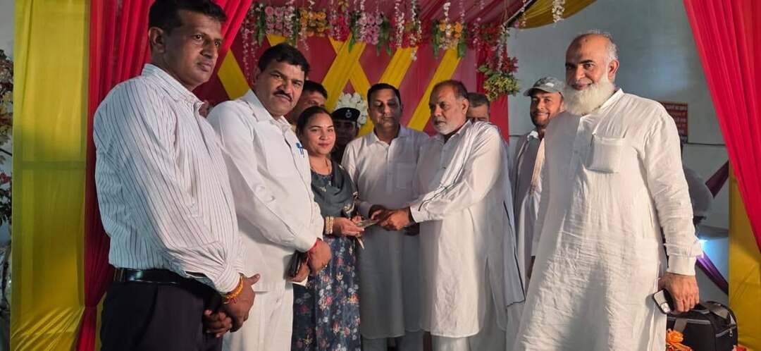 🌹 **सगाई समारोह में शिरकत** 🌹
गाँव **माजरी स्वाबड़ी** निवासी **श्री मुस्ताक खान जी** के शहजादे **मोशीम खान जी** की सगाई के शुभ अवसर पर **रणजीतपुर परी पैलेस** में आयोजित समारोह में साढौरा की लोकप्रिय विधायक **श्रीमती रेनू बाला जी** एवं वरिष्ठ भाजपा नेता एवं समाजसेवी **इंजीनियर ऋषिपाल चौधरी जी** ने शिरकत कर परिवार को मुबारकबाद दी।
इस पावन अवसर पर उन्होंने **मोशीम खान जी एवं उनके परिवारजनों को दिली मुबारकबाद** देते हुए नवयुगल के सुखद एवं खुशहाल भविष्य के लिए **दुआ की**।
**मुबारकबाद एवं ढेरों दुआएँ। 🤲🌹**