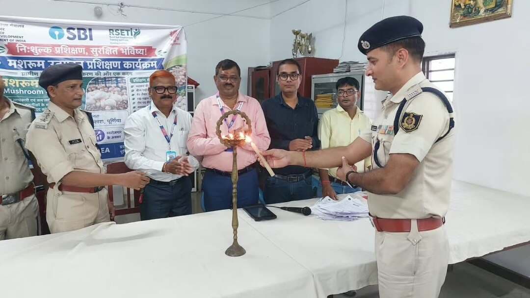 समाहरणालय पूर्णिया,
जनसंपर्क कार्यालय,
प्रेस विज्ञप्ति:-1388,
दिनांक 16 9 2026,
==================
केंद्रीय कारा पूर्णिया में 10 दिवसीय मशरूम उत्पादन प्रशिक्षण का हुआ शुभारंभ:-
केंद्रीय कारा, पूर्णिया में एसबीआई आरसेटी (SBI RSETI), पूर्णिया के तत्वावधान में बंदियों के लिए 10 दिवसीय मशरूम उत्पादन प्रशिक्षण कार्यक्रम का औपचारिक शुभारंभ किया गया।
कार्यक्रम की शुरुआत अतिथियों द्वारा दीप प्रज्वलित कर की गई। इस कौशल विकास प्रशिक्षण में केंद्रीय कारा के कुल 30 बंदी भाग ले रहे हैं।
कार्यक्रम में मुख्य अतिथि के रूप में अग्रणी जिला प्रबंधक श्री दिनेश कुमार दिनकर एवं आरसेटी निदेशक श्री अमर कुमार उपस्थित थे। साथ ही केंद्रीय कारा के उपाधीक्षक श्री सुनील कुमार मौर्य, उपाधीक्षक श्री सुधीर कुमार एवं सहायक अधीक्षक श्री रवि किशन कुमार की गरिमामयी उपस्थिति रही।
इस अवसर पर अतिथियों ने बंदियों को संबोधित करते हुए कहा कि मशरूम उत्पादन कम लागत में शुरू होने वाला एक बेहद लाभदायक स्वरोजगार का माध्यम है।
उन्होंने सभी प्रशिक्षणार्थियों को पूरे मनोयोग से प्रशिक्षण प्राप्त करने के लिए प्रेरित किया।
10 दिनों के इस सत्र में बंदियों को मशरूम उत्पादन की विधि, आवश्यक सामग्री, उत्पादन प्रक्रिया, रख-रखाव एवं विपणन (मार्केटिंग) से संबंधित व्यावहारिक और तकनीकी जानकारी दी जाएगी।
आरसेटी निदेशक श्री अमर कुमार ने प्रशिक्षण के उद्देश्य पर प्रकाश डालते हुए कहा कि इस प्रकार के कौशल आधारित प्रशिक्षण का मुख्य ध्येय बंदियों को सकारात्मक दिशा देना और उन्हें हुनरमंद बनाना है, ताकि सजा पूरी करने के बाद वे समाज की मुख्यधारा से जुड़कर आत्मनिर्भर बन सकें।
कार्यक्रम के सफल आयोजन में आरसेटी के संकाय सदस्य माधव चन्द एवं रजनीकांत के साथ-साथ कारा प्रशासन के अन्य पदाधिकारियों एवं कर्मचारियों का सराहनीय योगदान रहा।