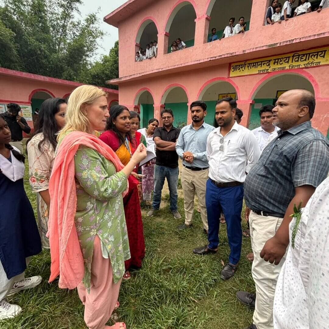 समाहरणालय पूर्णिया,
जनसंपर्क कार्यालय,
प्रेस विज्ञप्ति:-1386,
दिनांक 16/9/2026,
==================
यूनिसेफ की केंद्रीय और राज्य टीम ने किया पूर्णिया के आंगनबाड़ी केंद्रों का निरीक्षण:-
पोषण माह के तहत यूनिसेफ की केंद्रीय एवं राज्य टीम द्वारा पूर्णिया जिले के बैसी (केंद्र संख्या 102) तथा कसबा प्रखंड (केंद्र संख्या 65 व 49) के आंगनबाड़ी केंद्रों और आदर्श रामानंद सागर मध्य विद्यालय का औचक निरीक्षण किया गया।
निरीक्षण के दौरान यूनिसेफ बिहार की सीएफओ डॉ. मोनिका नीलसन, क्रिस्टीना पोपिवानोवा (चीफ ऑफ सोशल) और अन्य अधिकारियों ने बच्चों, गर्भवती और धात्री महिलाओं को दी जा रही स्वास्थ्य एवं पोषण सुविधाओं का जायजा लिया।
प्रमुख बिंदु:---
पोषण माह का आयोजन:-- आईसीडीएस महिला पर्यवेक्षिका मनीषा कुमारी ने बताया कि जिले में 09 सितंबर से 08 अक्टूबर तक पोषण माह मनाया जा रहा है।
जागरूकता अभियान:-- केंद्रों पर संतुलित आहार,स्वच्छता, स्वास्थ्य और कुपोषण दूर करने के लिए जनभागीदारी बढ़ाने पर जोर दिया जा रहा है।
सराहना:-- यूनिसेफ टीम ने केंद्रों की गतिविधियों के साथ-साथ 'स्कूल न्यूट्रीशन प्रोग्राम (अंकुरण)' की विशेष रूप से सराहना की और आवश्यक सुझाव दिए।
मौके पर यूनिसेफ कंसलटेंट डॉ. शिवानी डार, अभय कुमार, निधि भारती, शुभम् गुप्ता, शिवशेखर आनंद, आंगनबाड़ी सेविकाएं, एएनएम एवं आशा कार्यकर्ता उपस्थित थीं।