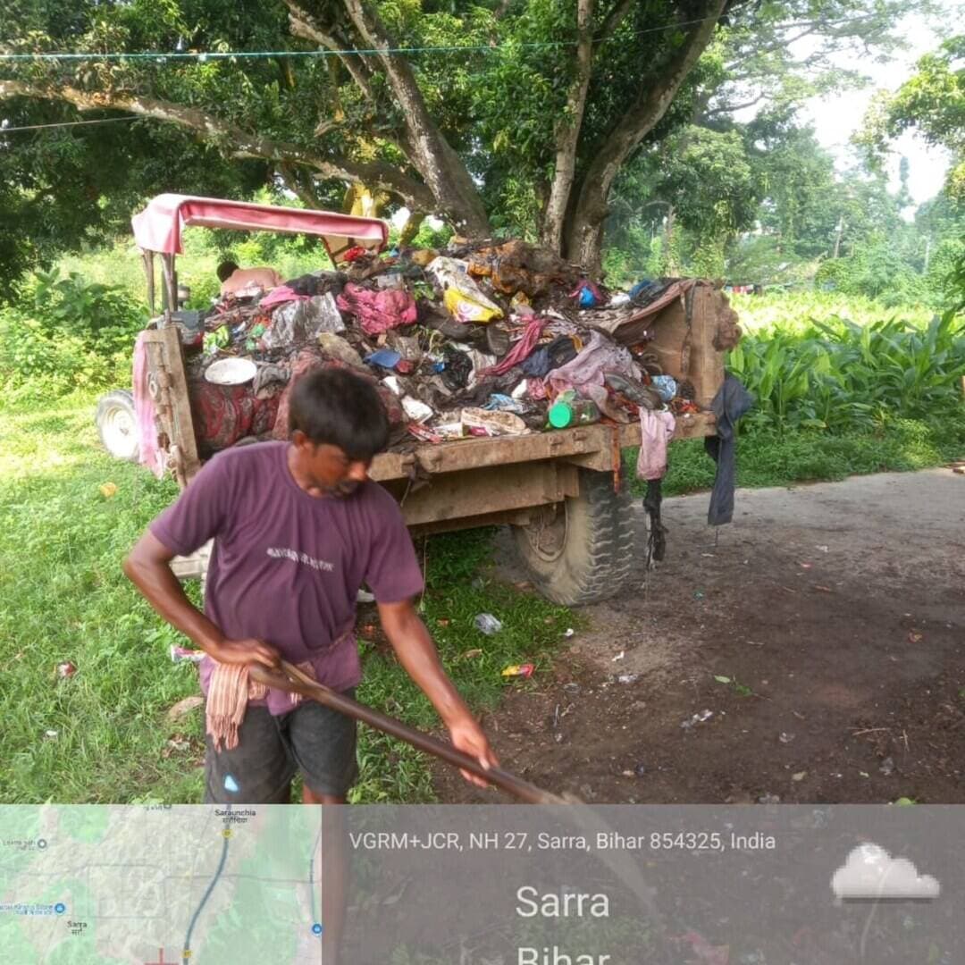 समाहरणालय पूर्णिया,
जनसंपर्क कार्यालय,
प्रेस विज्ञप्ति:-1383
दिनांक 16/9/2026,
==================
जिला पदाधिकारी के निर्देश पर कसबा में कस्तूरबा गांधी बालिका विद्यालय के पास जमा कचरा 3 घंटे के भीतर साफ:-
आम नागरिकों से सार्वजनिक स्थलों पर कचरा न फेंकने और स्वच्छता बनाए रखने में सहयोग की अपील।
कस्तूरबा गांधी बालिका विद्यालय, गढ़बनेली (वार्ड संख्या-07) के समीप अनियंत्रित कचरा जमा होने की सूचना मिलते ही जिला पदाधिकारी, पूर्णिया श्री अंशुल कुमार (भा.प्र.से.) ने मामले को अत्यंत गंभीरता से लिया। उन्होंने बिना किसी विलंब के कार्यपालक पदाधिकारी, नगर परिषद् कसबा को स्थल पर तुरंत कार्रवाई करने का निर्देश दिया गया।
जिला पदाधिकारी के आदेश मिलते ही नगर प्रशासन पूरी तरह हरकत में आया और महज 3 घंटे के भीतर कस्तूरबा गांधी बालिका विद्यालय परिसर के पास जमा पूरे कचरे को पूरी तरह साफ करा दिया गया।
नियमित सफाई के सख्त निर्देश:-
नगर परिषद् द्वारा संबंधित सफाई कर्मियों को स्पष्ट निर्देश जारी किए गए हैं कि उक्त स्थल पर प्रतिदिन नियमित रूप से साफ-सफाई की जाए और कचरे का समय पर उठाव सुनिश्चित किया जाए, ताकि भविष्य में कभी भी आमजनों और छात्राओं को इस प्रकार की असुविधा का सामना न करना पड़े।
नागरिकों से विशेष अपील:-
नगर परिषद् कसबा ने आम जनता से यह मार्मिक अपील की है कि वे सार्वजनिक स्थलों, सड़कों एवं शिक्षण संस्थानों के आसपास कचरा फेंकने से बचें और कचरे को केवल निर्धारित डस्टबिन या कचरा संग्रह वाहनों में ही डालें। एक स्वच्छ, स्वस्थ और सुंदर कसबा के निर्माण के लिए प्रत्येक नागरिक का सहयोग अनिवार्य है।
“स्वच्छता ही सेवा, सेवा ही संकल्प है"।