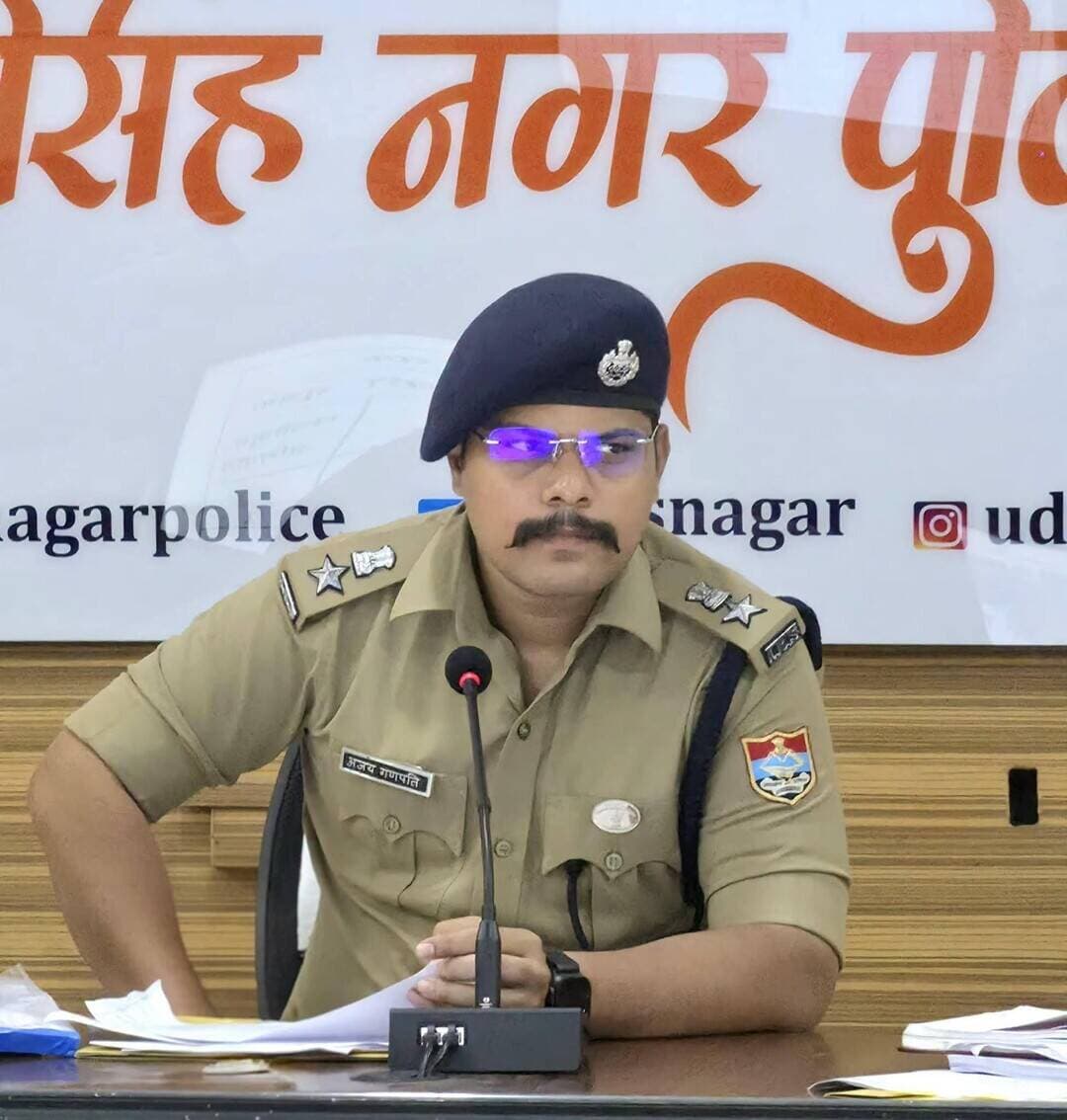 🛑 SSP अजय गणपति का अपराधियों के विरुद्ध सख्त रुख — 05 हजार रुपये का शातिर इनामी बदमाश गिरफ्तार!
➡️ हत्या के प्रयास के मामले में पिछले 08 माह से चल रहा था फरार !
➡️ गिरफ्तार अभियुक्त के विरुद्ध आधा दर्जन से अधिक संगीन मुकदमे हैं दर्ज।
➡️ थाना दिनेशपुर पुलिस व एस०ओ०जी० की संयुक्त कार्यवाही में शातिर अभियुक्त को किया गिरफ्तार ।
➡️ अभियुक्त की निशानदेही पर घटना में प्रयुक्त तलवार भी बरामद की गई।
➡️ SSP अजय गणपति के कुशल निर्देशन में अपराधियों के विरुद्ध ऊधम सिंह नगर पुलिस की ताबड़तोड़ कार्यवाही लगातार जारी।
#उत्तराखंडपुलिस #कुमाऊंरेंजपुलिस #ऊधमसिंहनगरपुलिस #UttarakhandPolice #UdhamSinghNagarPolice #OperationPrahar #इनामी #अपराधियोंपरप्रहार
